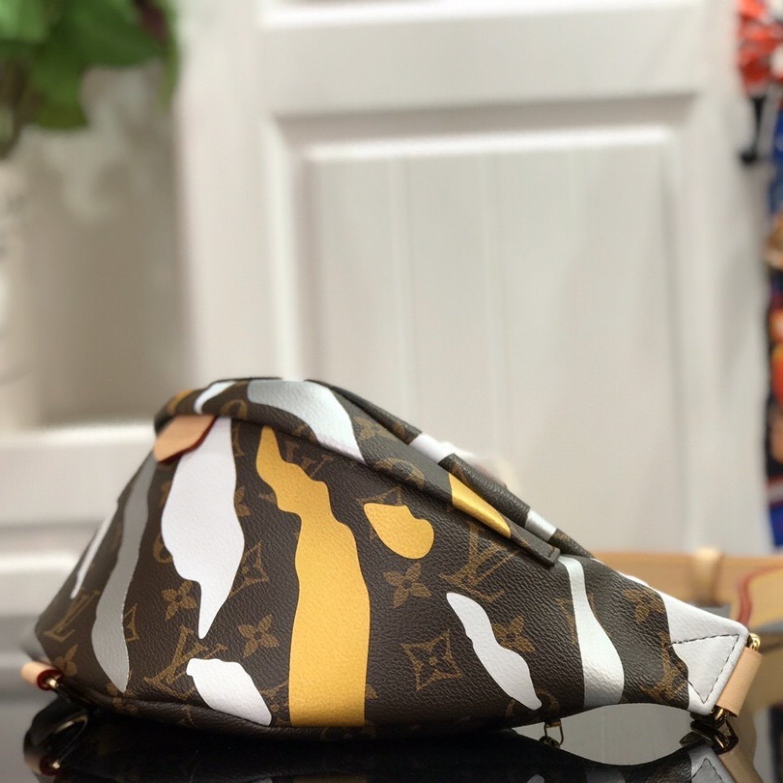 LV XLOL BUMBAG M45106