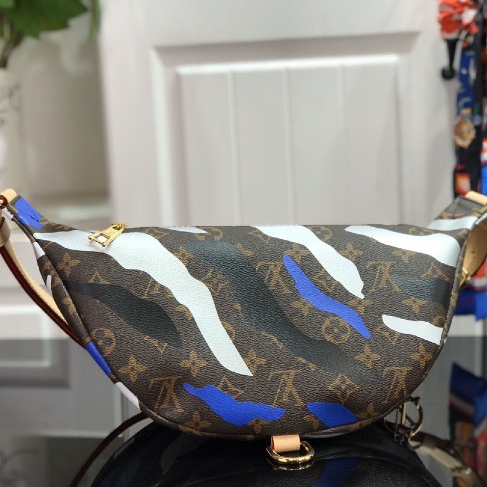 LV XLOL BUMBAG M45106