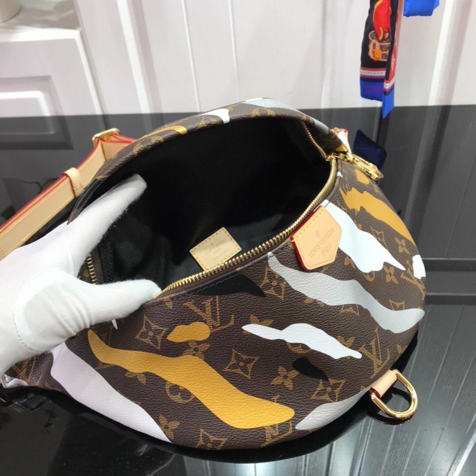 LV XLOL BUMBAG M45106