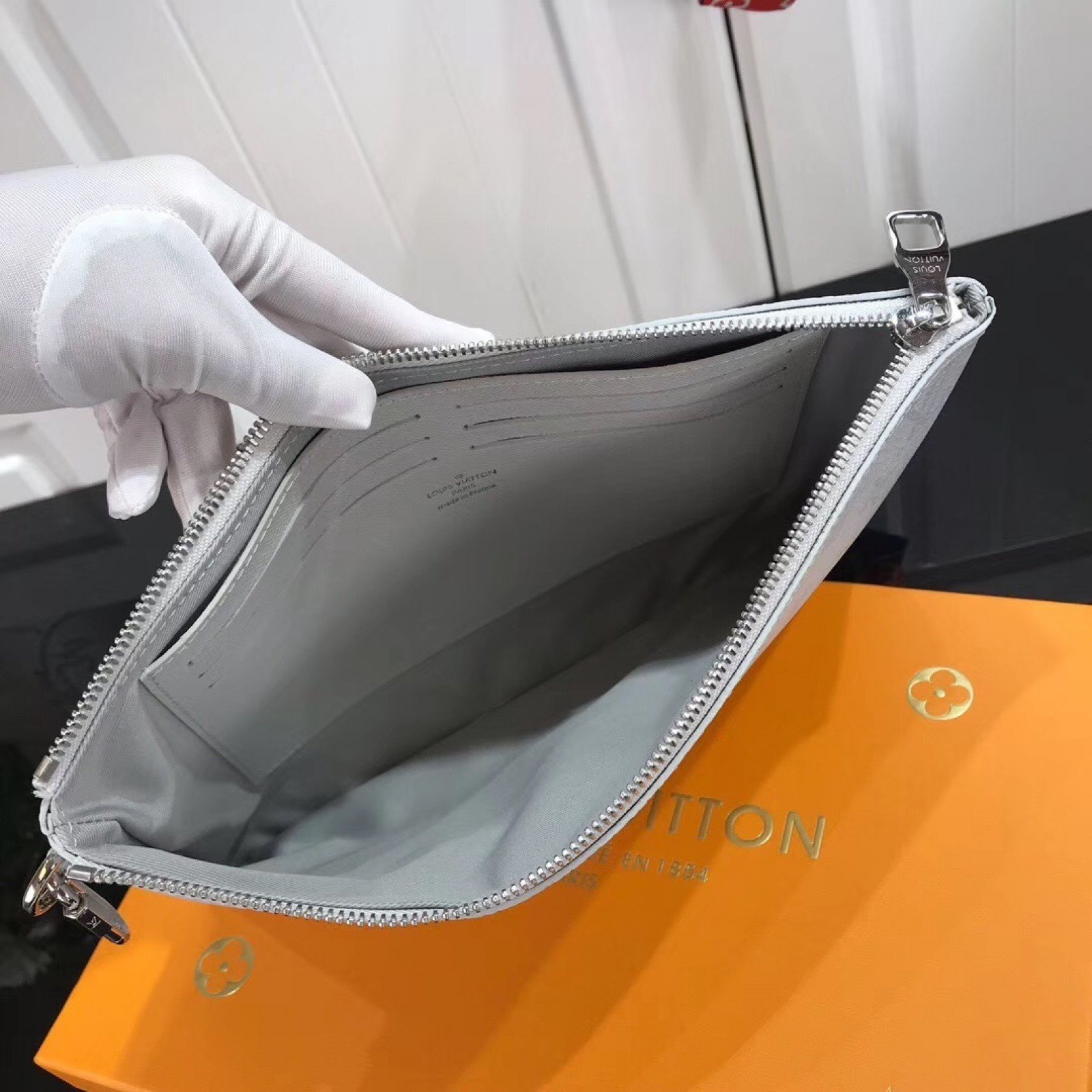 LV ZIPPED POUCH GM M68310