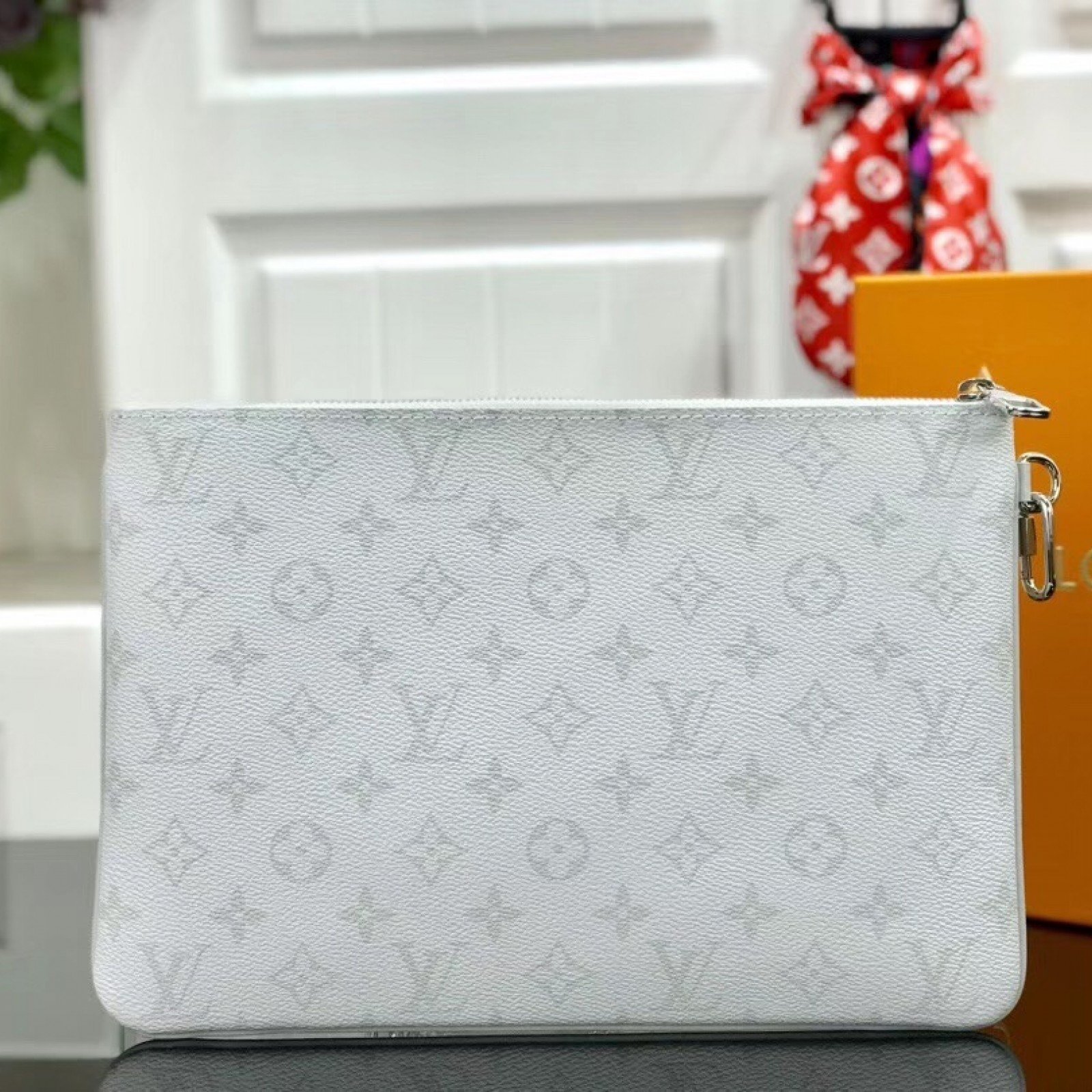LV ZIPPED POUCH GM M68310