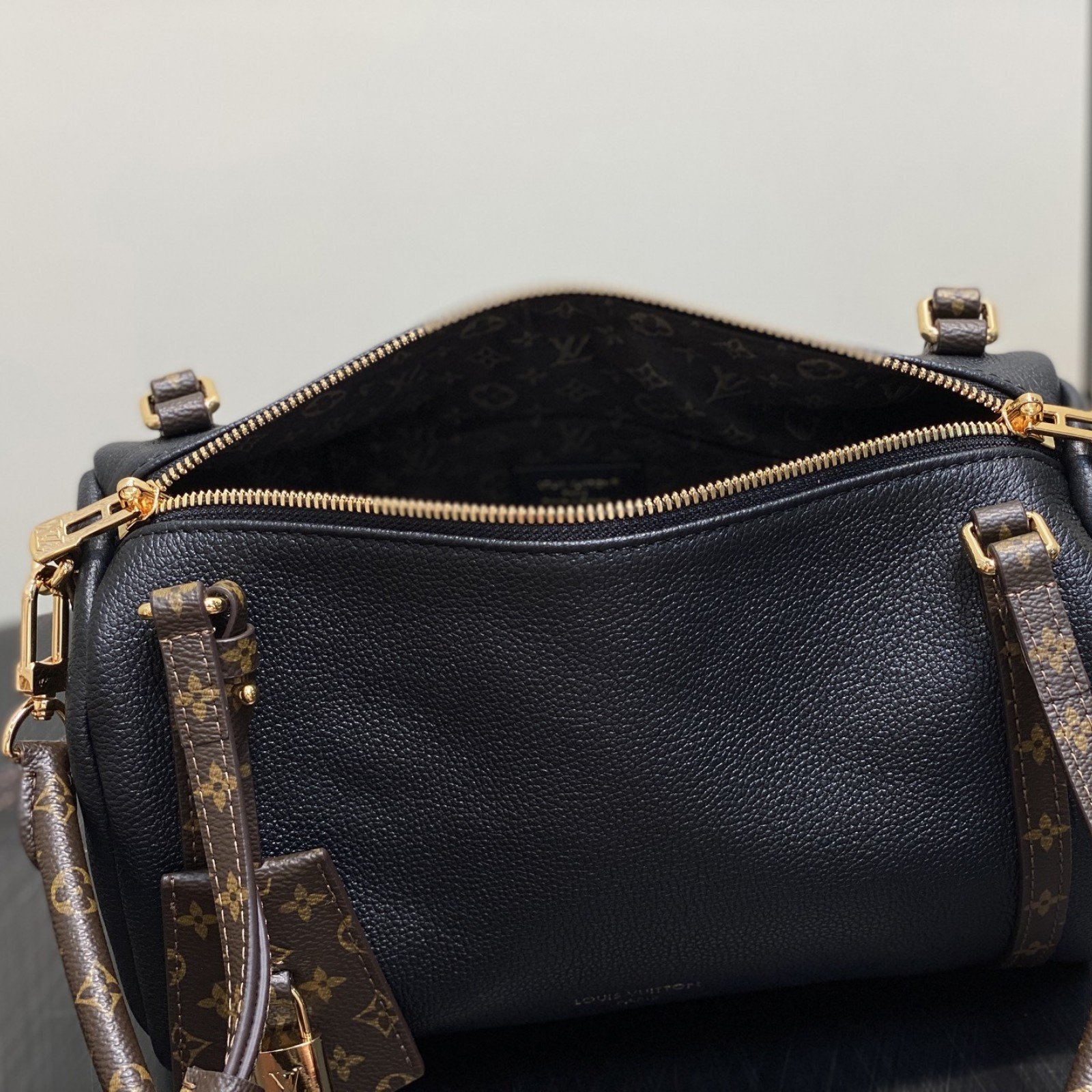 LV bag 180179 $228.25 USD