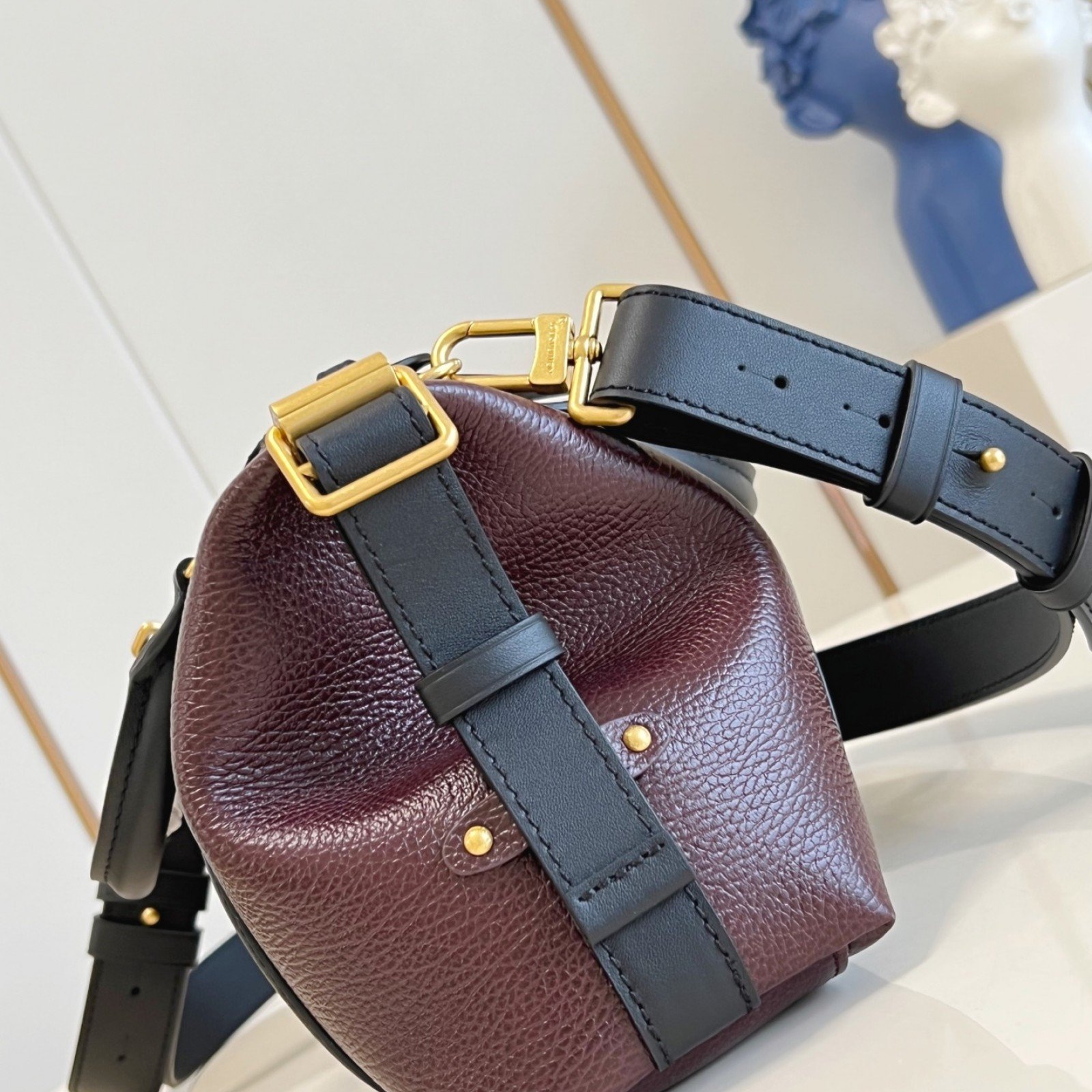 LV bag 180485 $294.25 USD