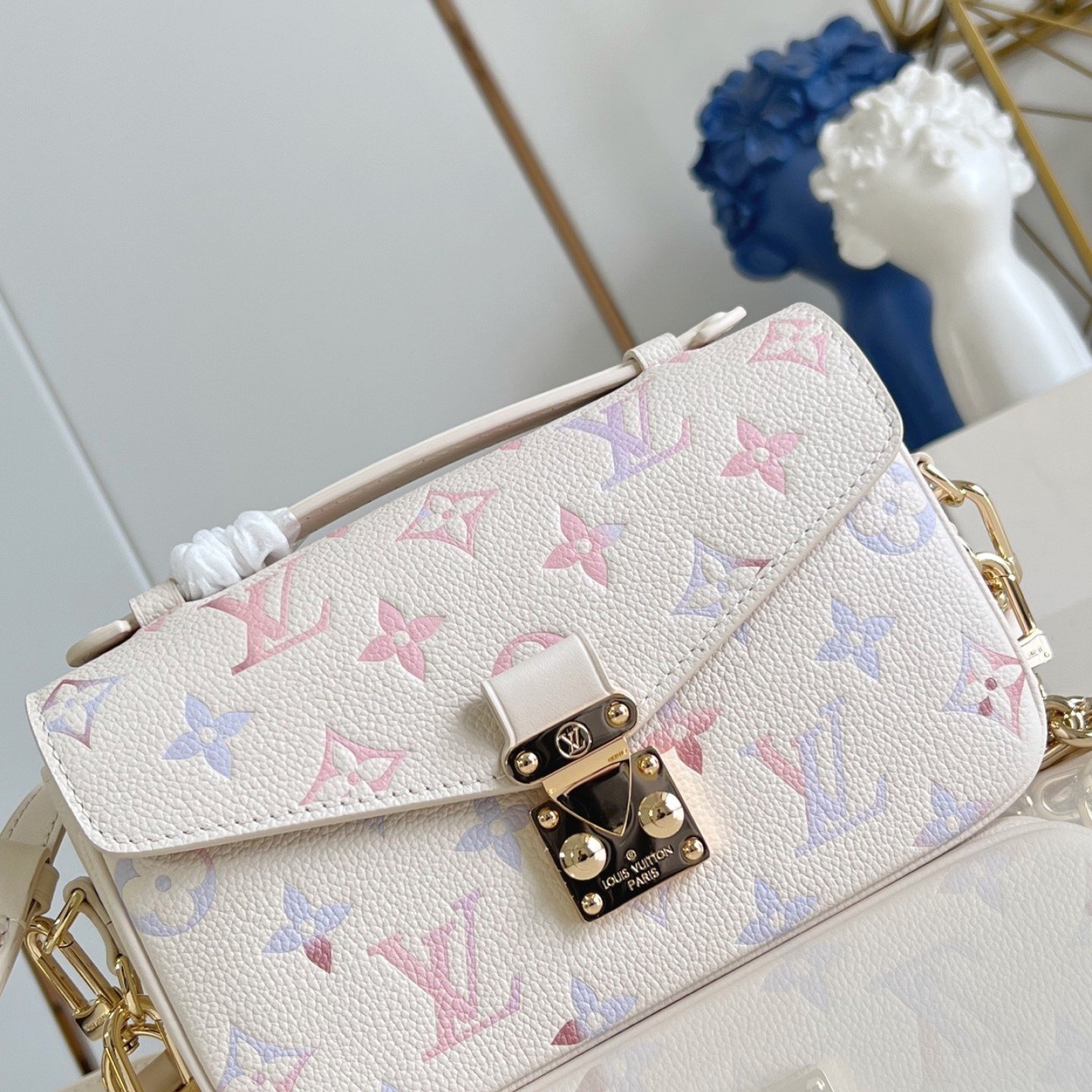 LV bag 180520 $236.5 USD