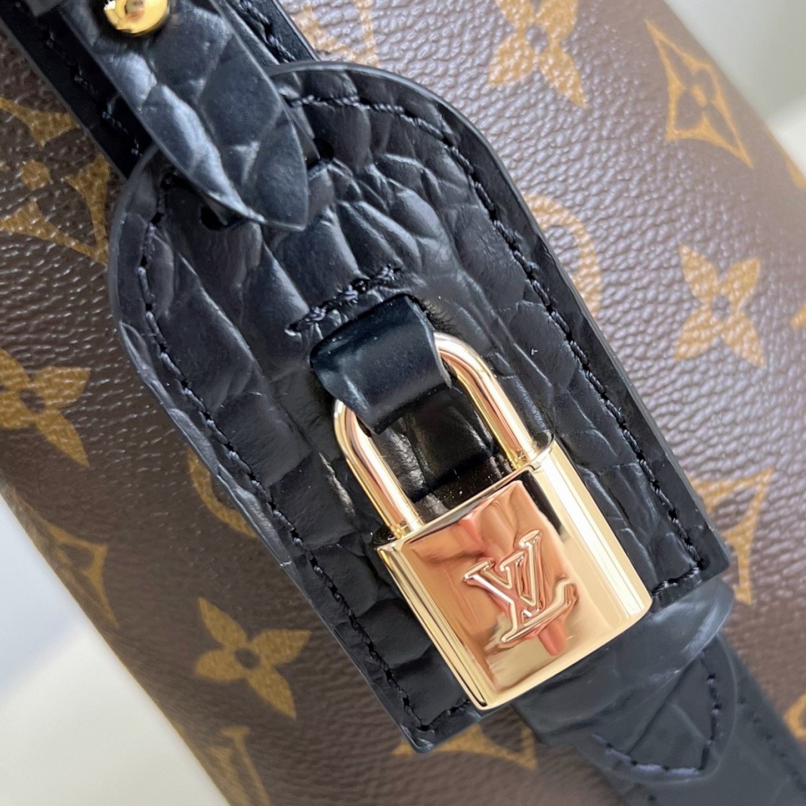 LV bag 216531 $203.5 USD