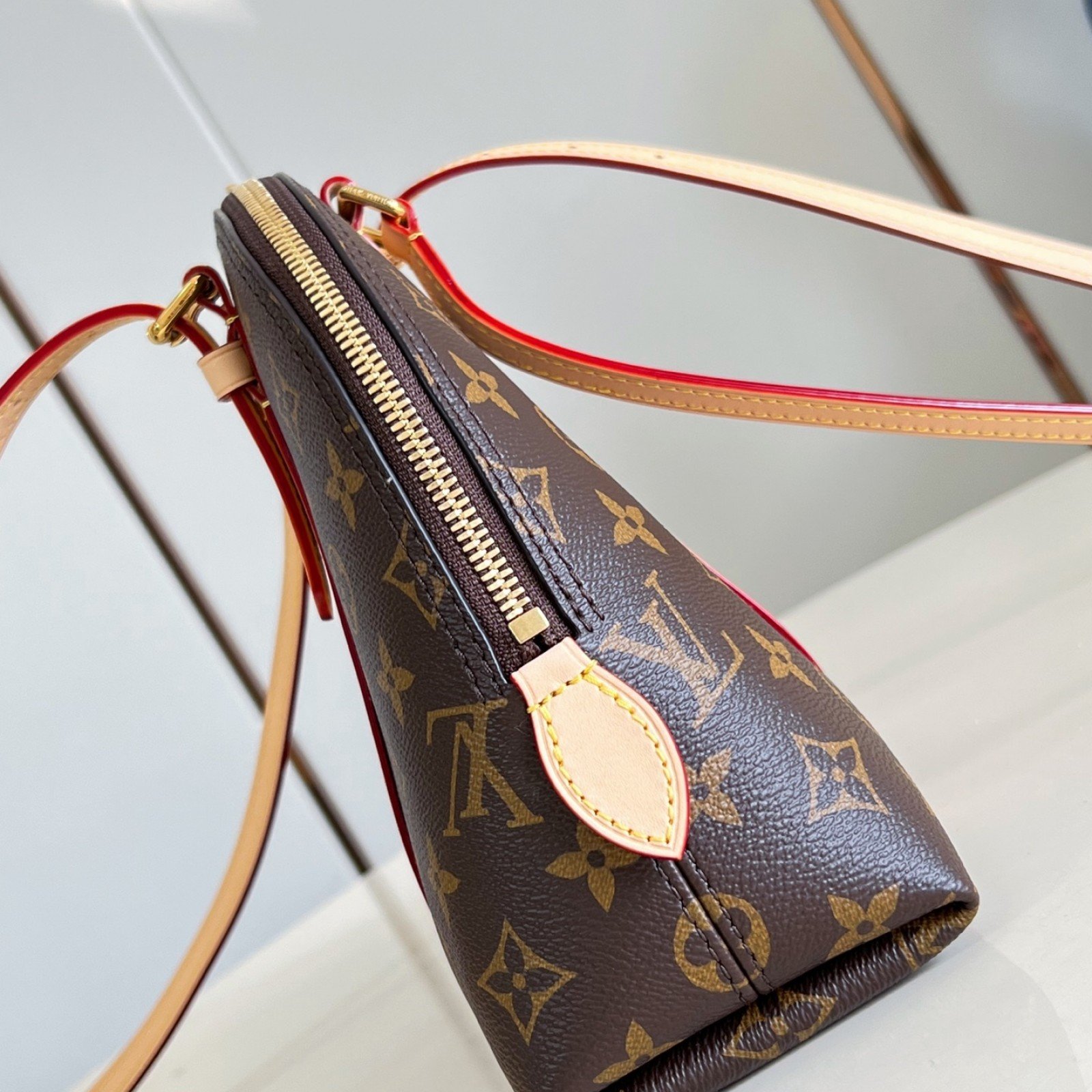 LV bag 216554 $214.5 USD