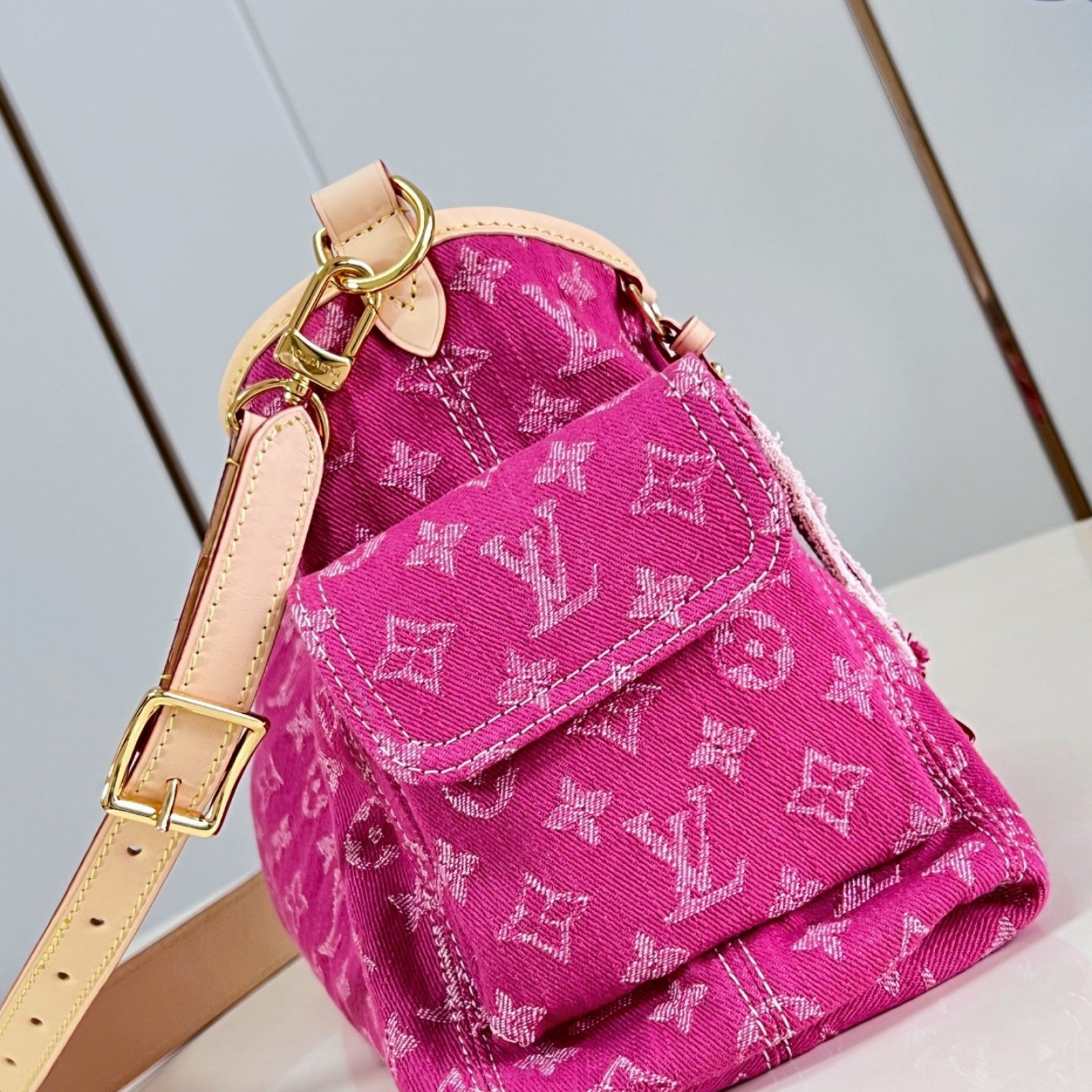 LV bag 220295 $206.25 USD