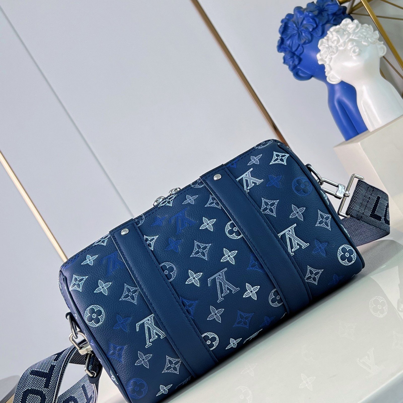 LV bag 220334 $228.25 USD
