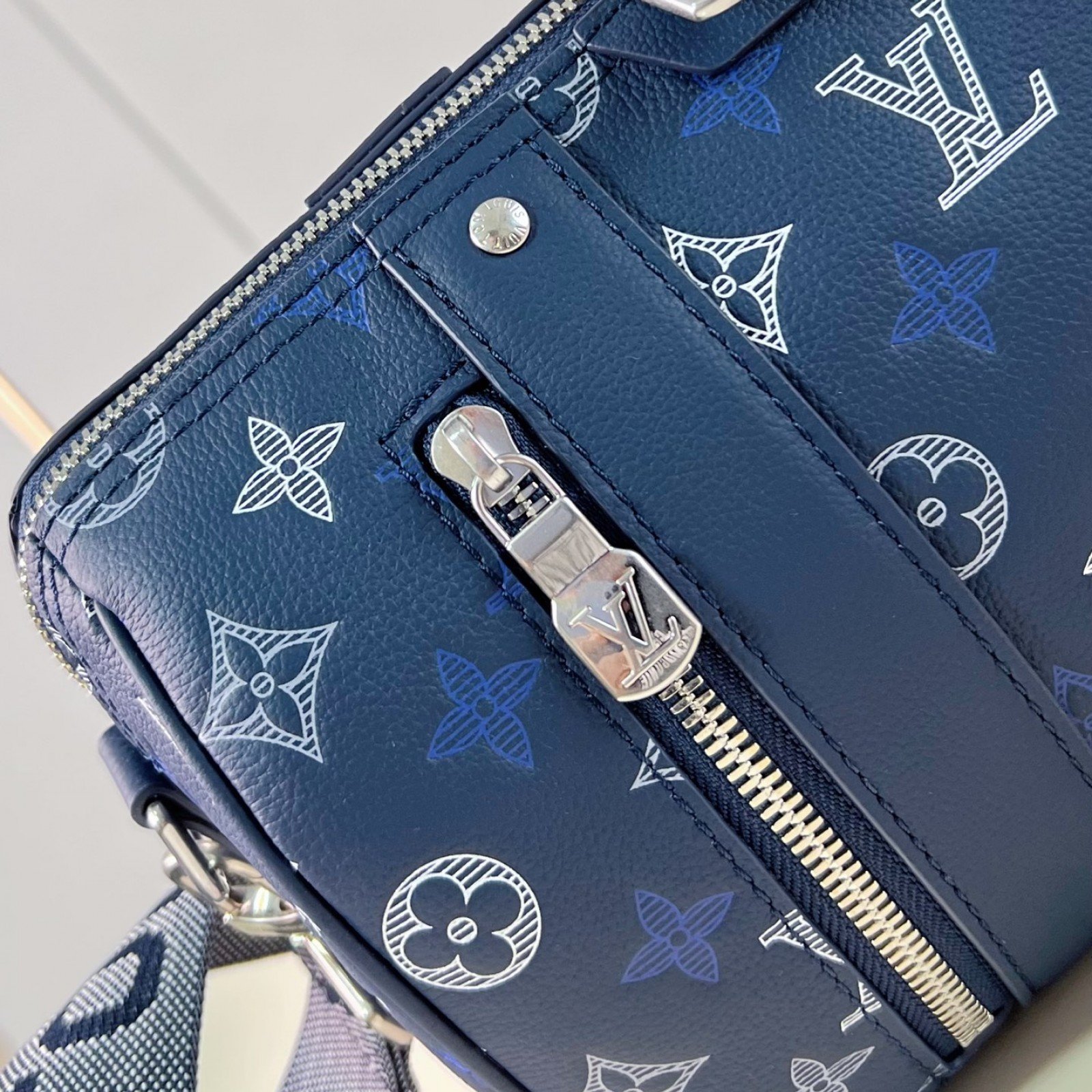 LV bag 220334 $228.25 USD