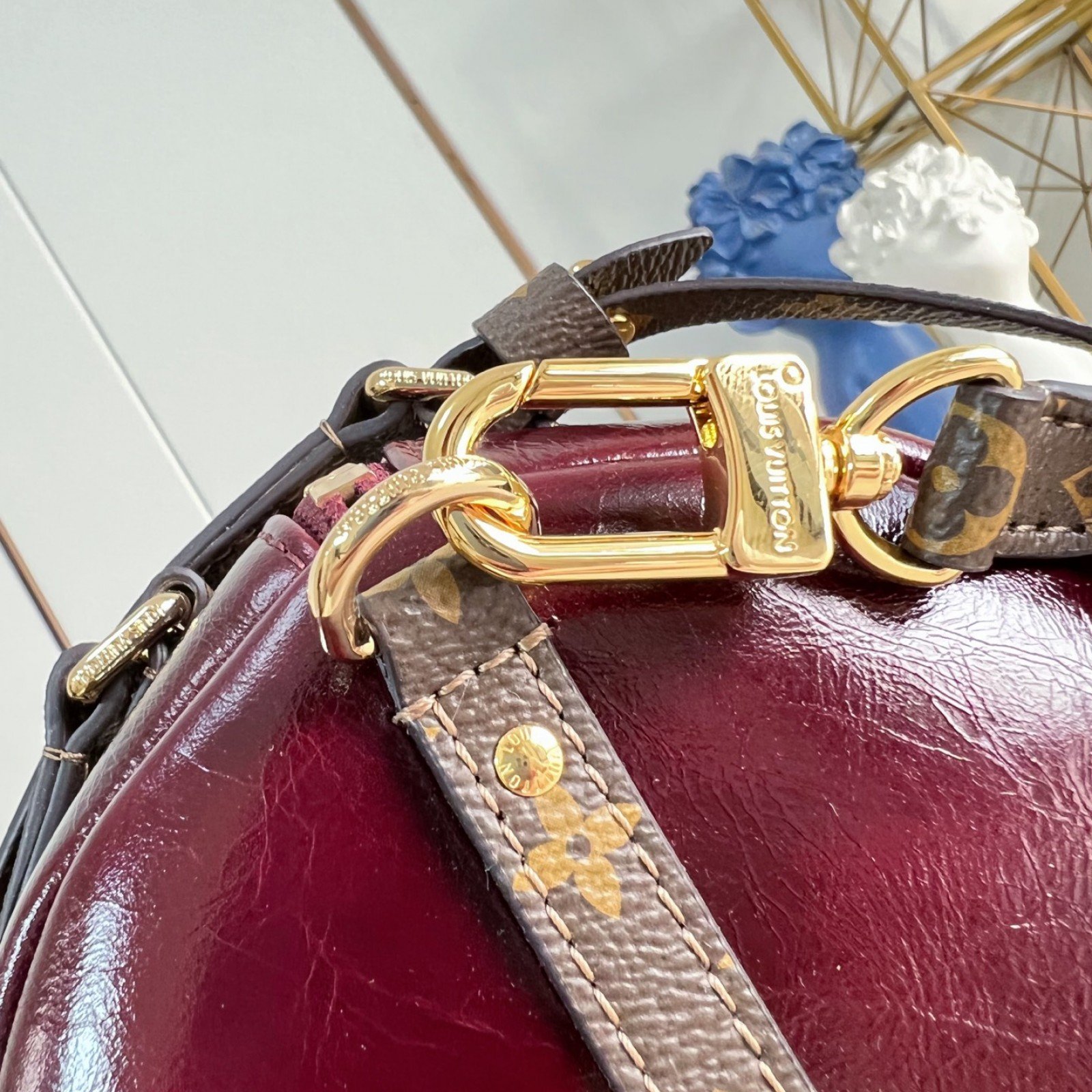 LV bag 220336 $239.25 USD