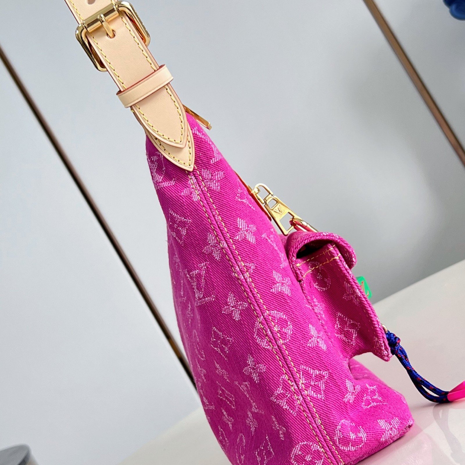 LV bag 220340 $214.5 USD