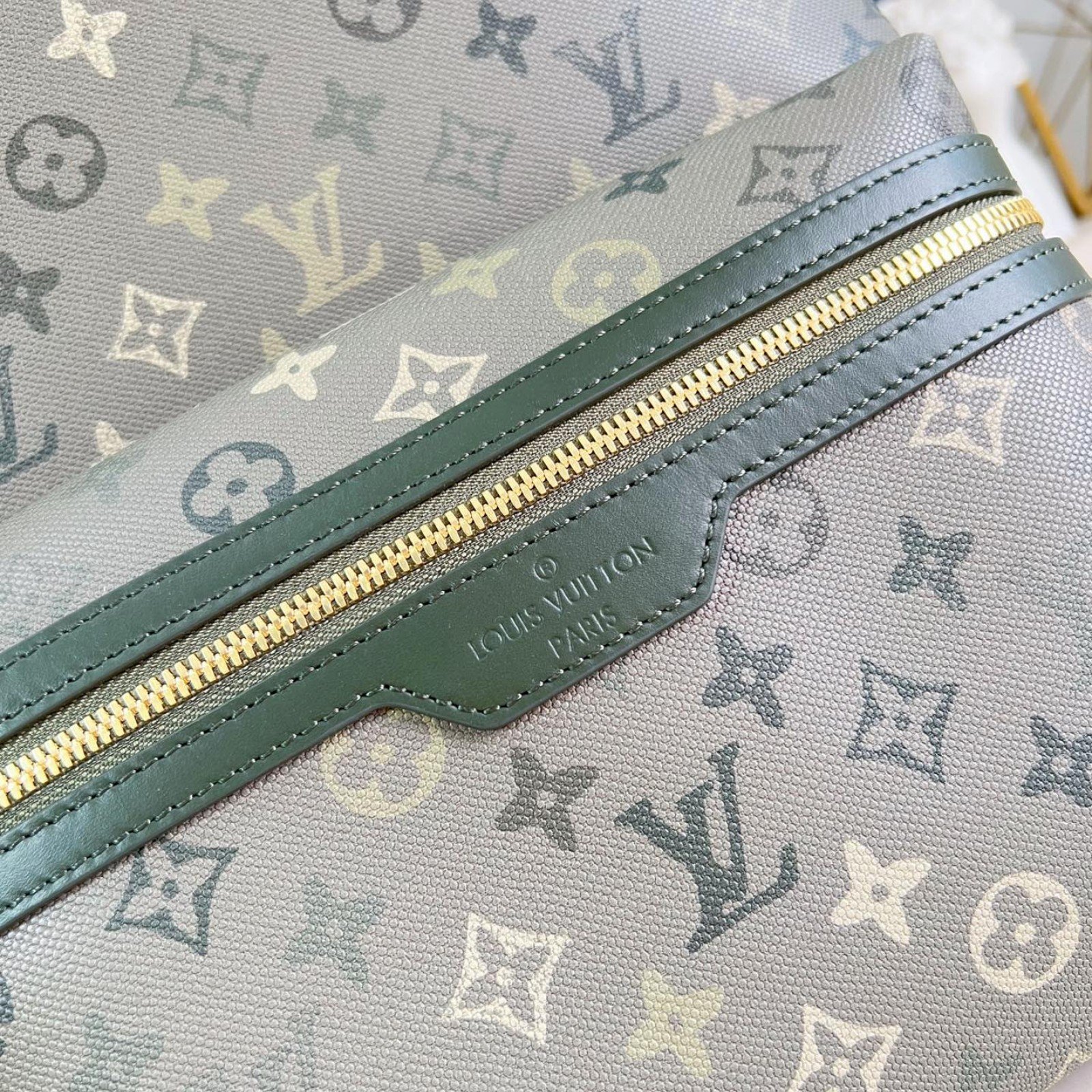 LV bag 220372 $261.25 USD