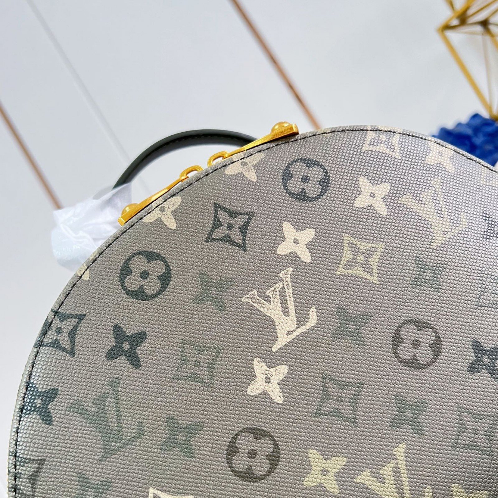 LV bag 220372 $261.25 USD