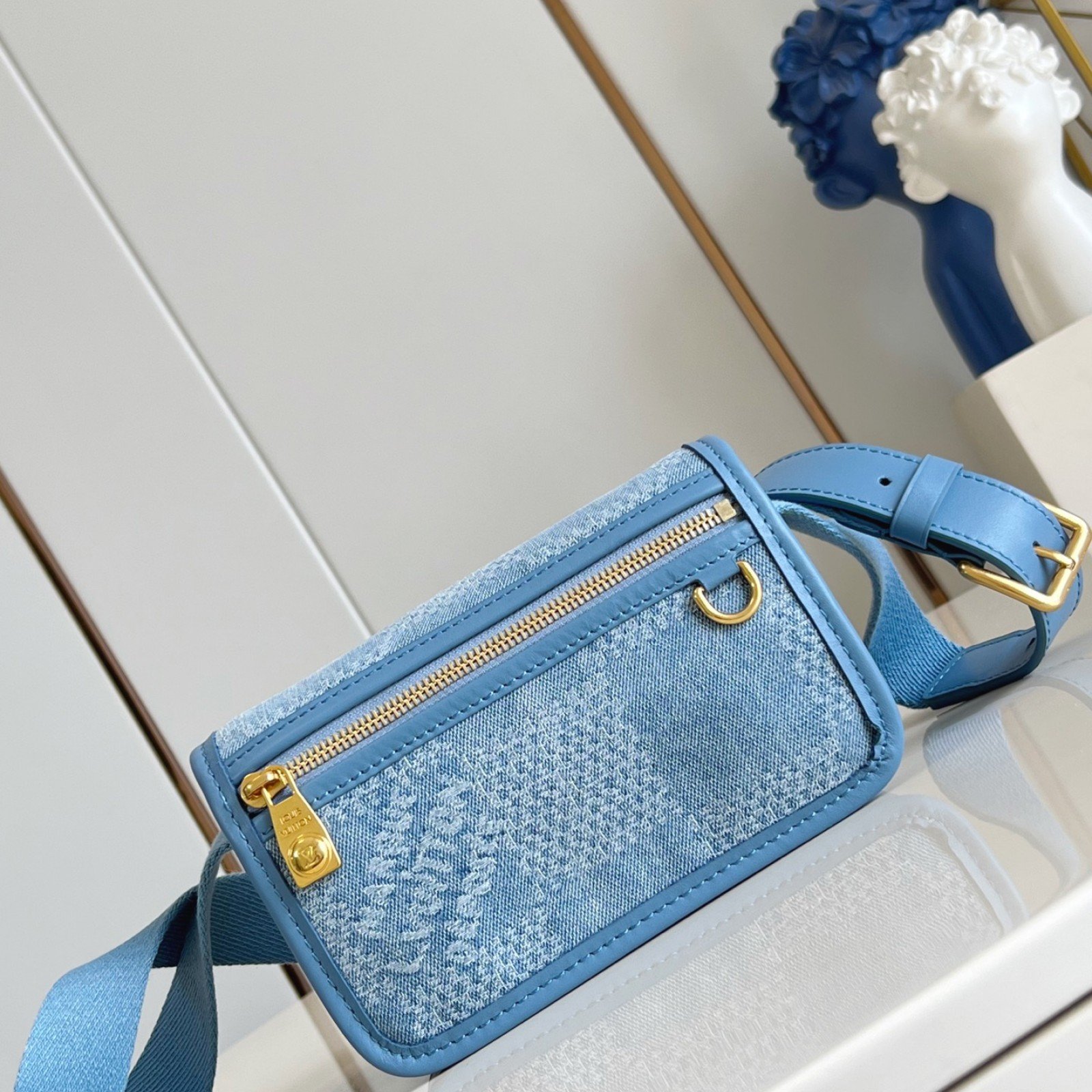 LV bag 220460 $140.25 USD