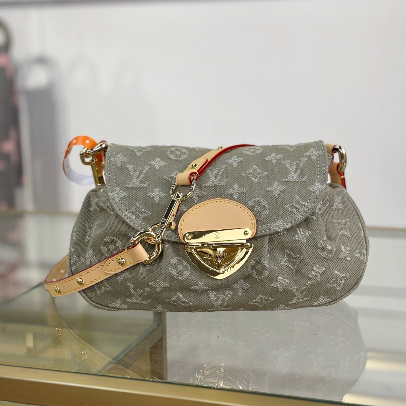LV bag 220485 $272.25 USD