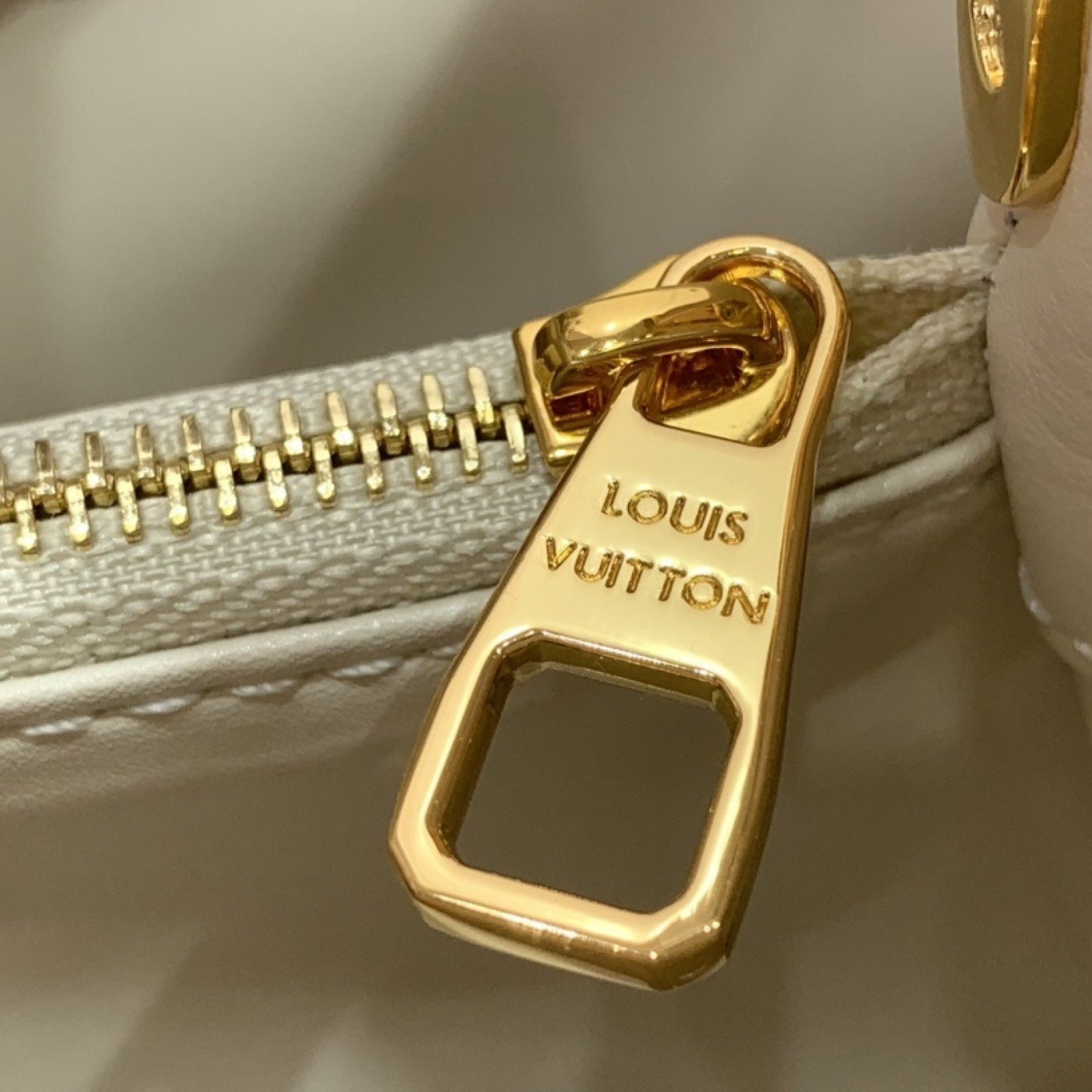 LV capucines bb m25611