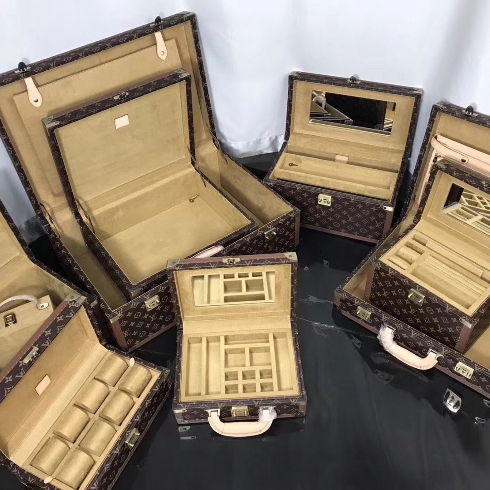 Suitcase, jewelry box, cosmetic box