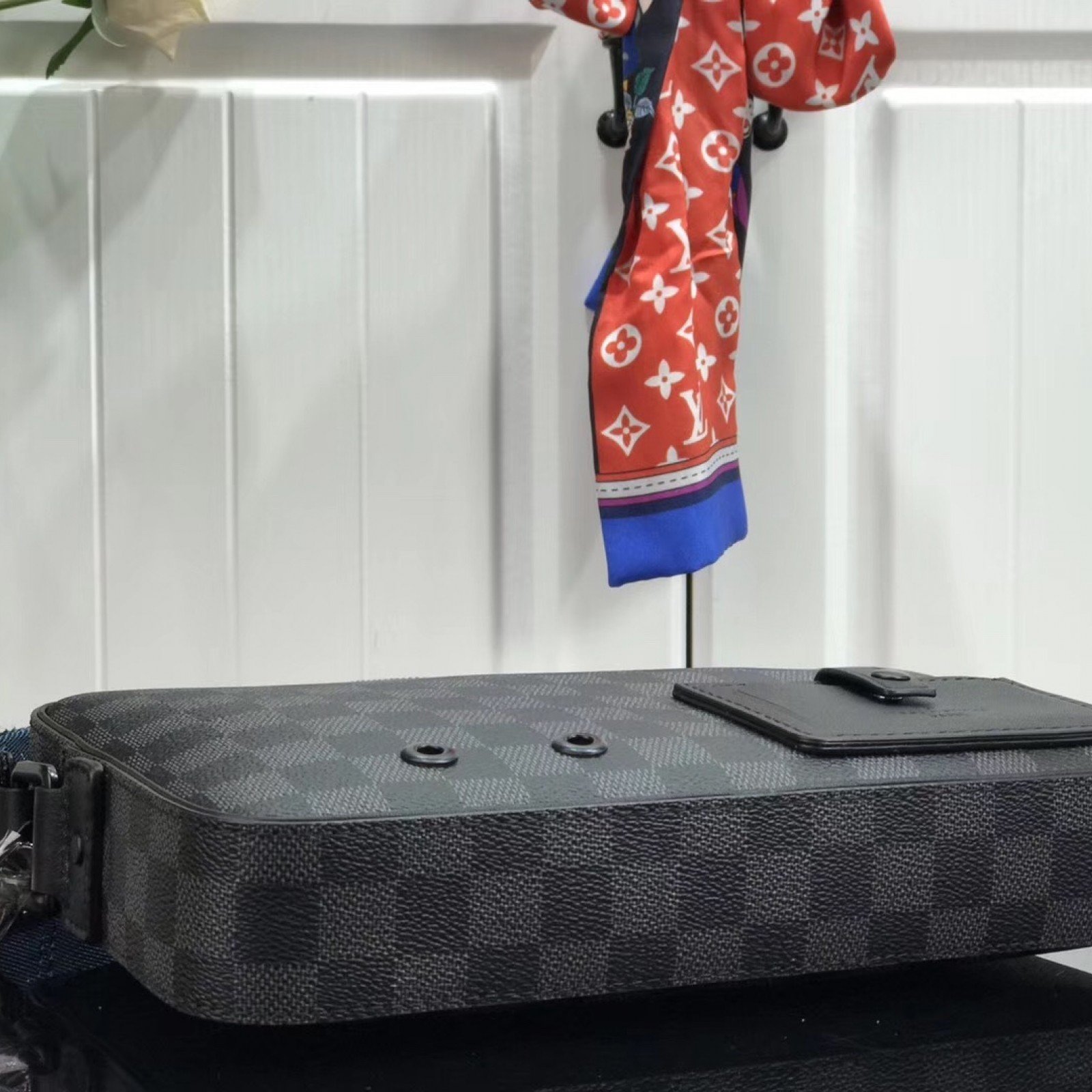 LV ALPHA MESSENGER M44165