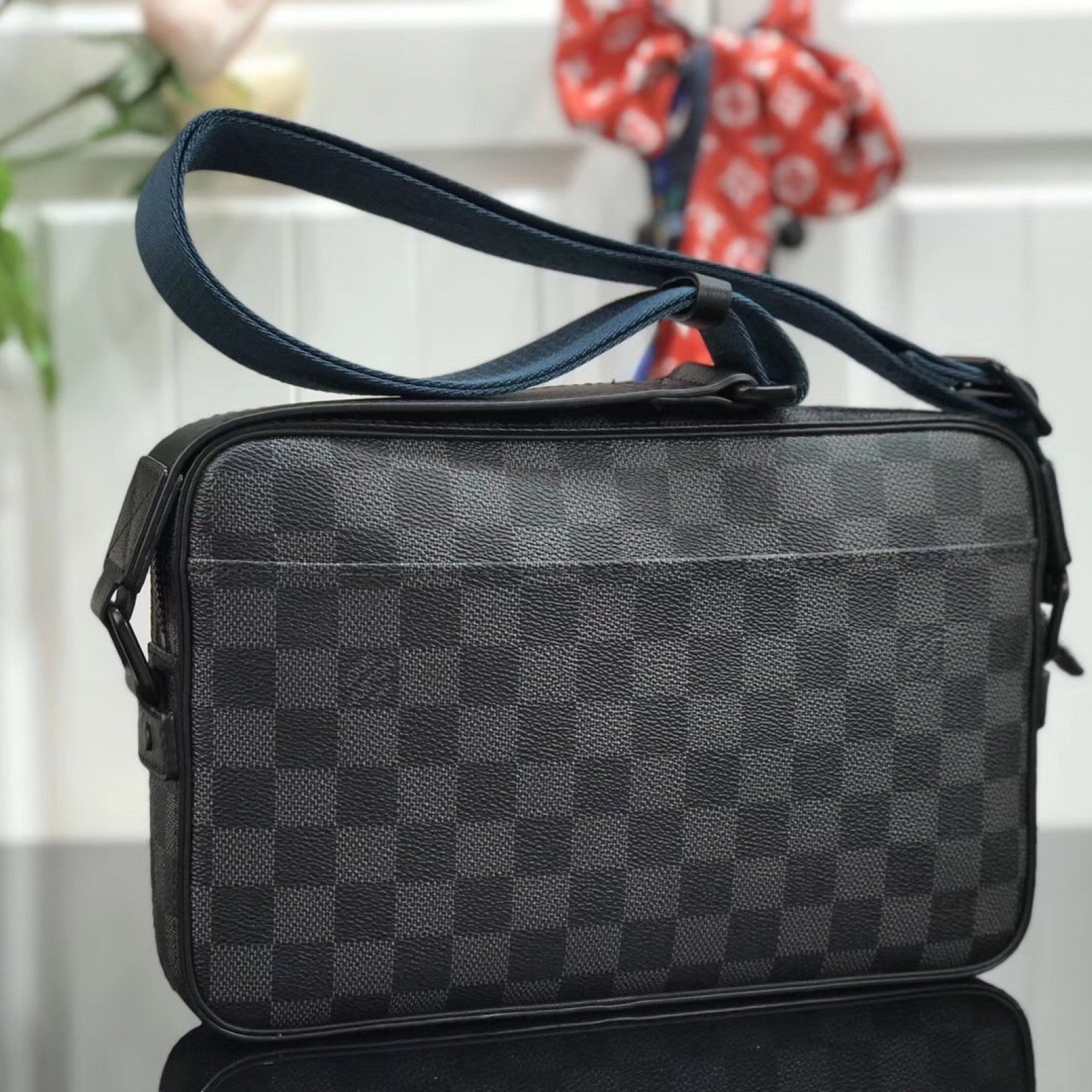 LV ALPHA MESSENGER M44165