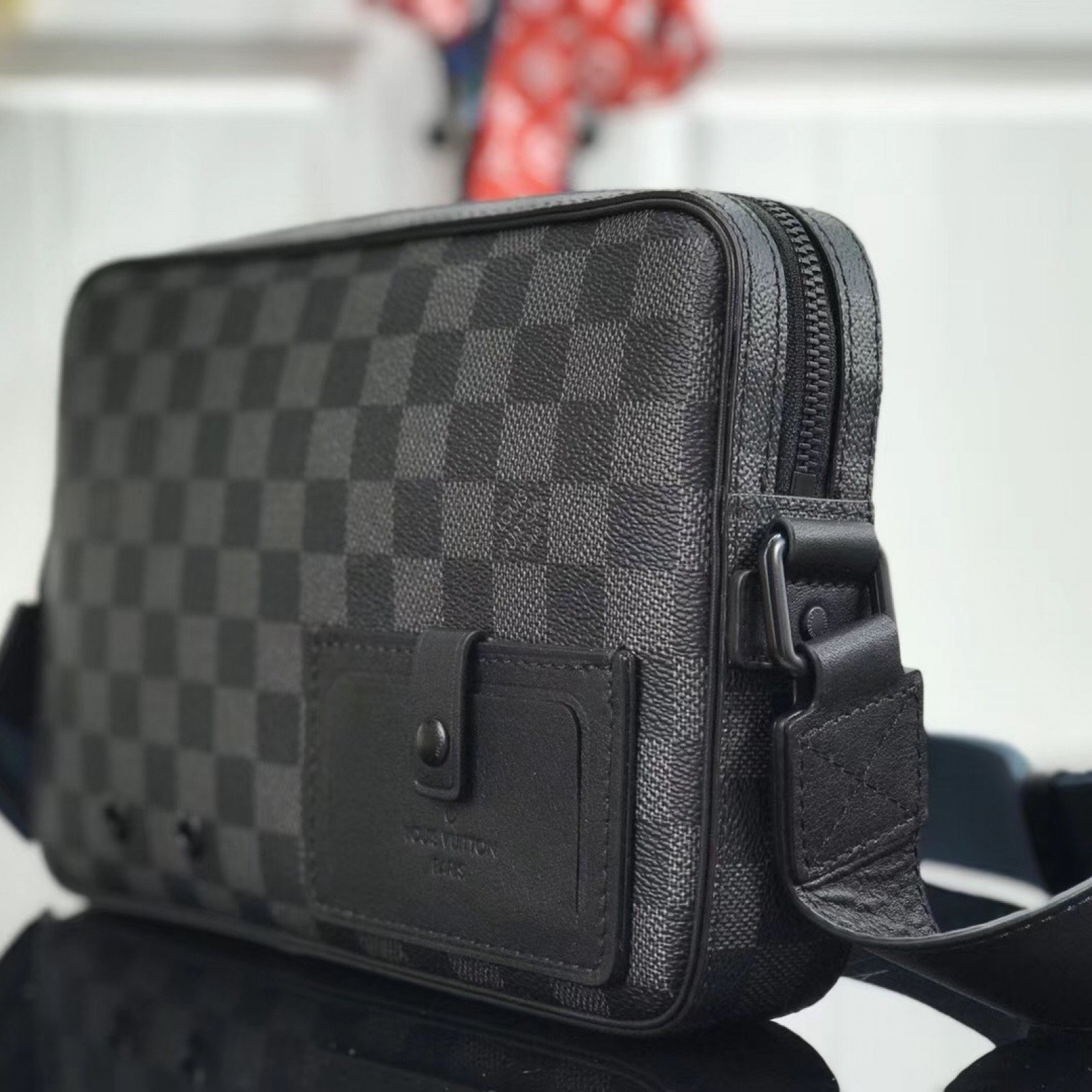 LV ALPHA MESSENGER M44165