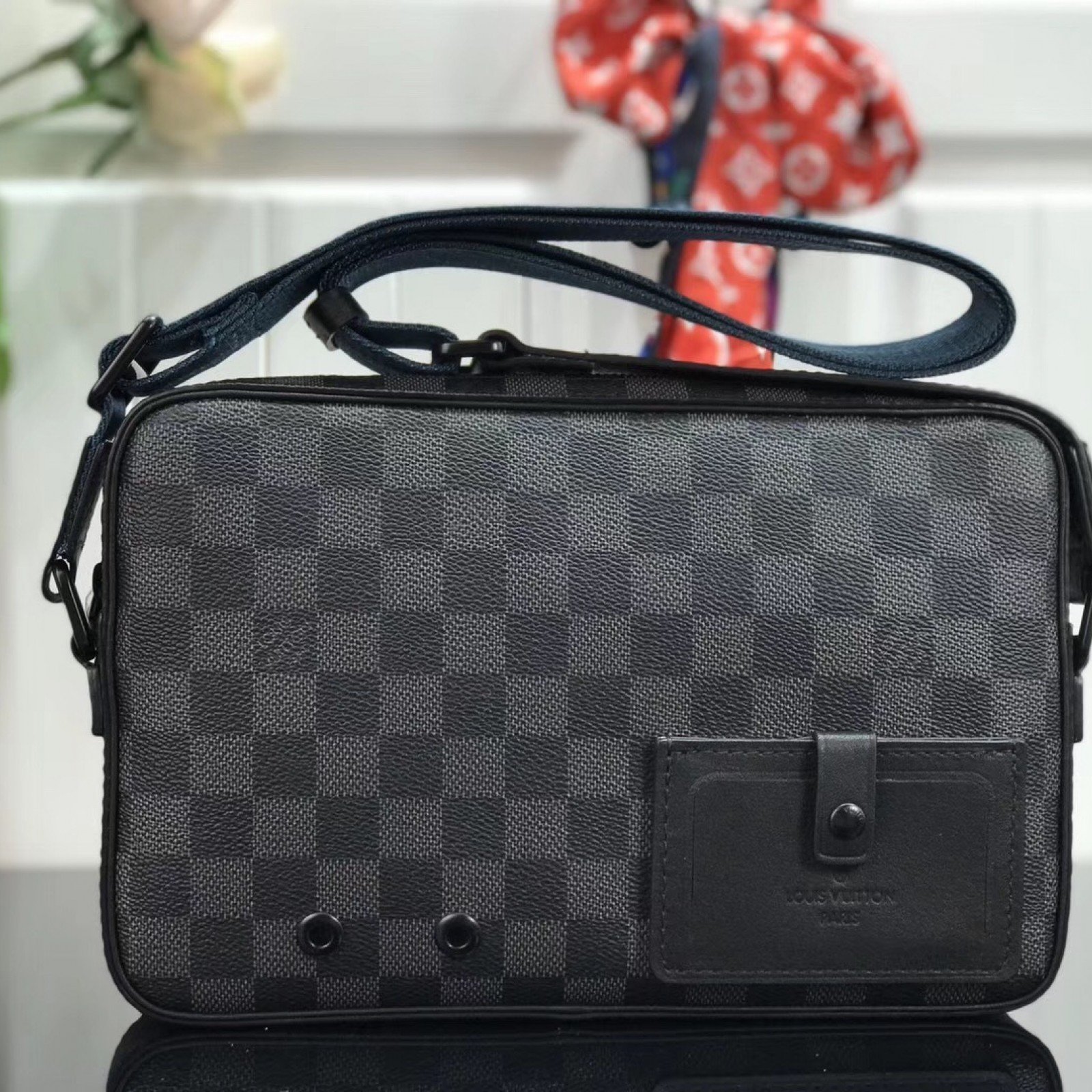 LV ALPHA MESSENGER M44165