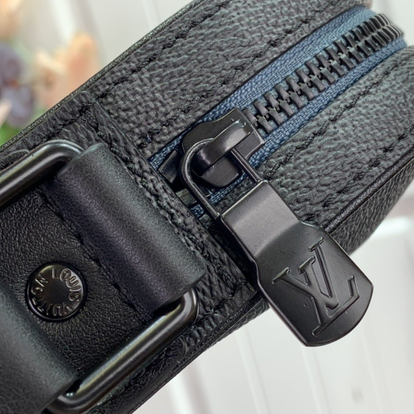 LV ALPHA MESSENGER M44165