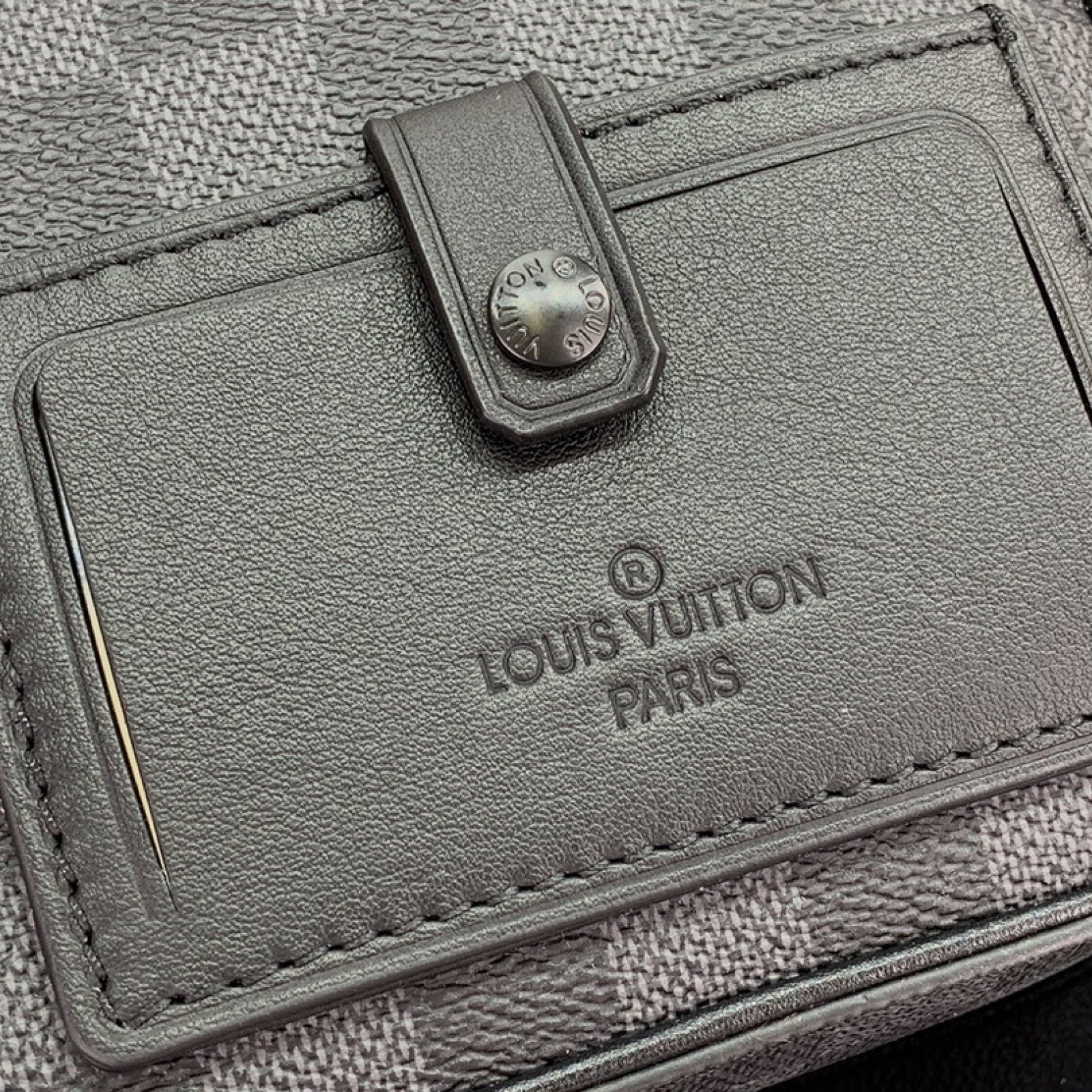 LV ALPHA MESSENGER M44165