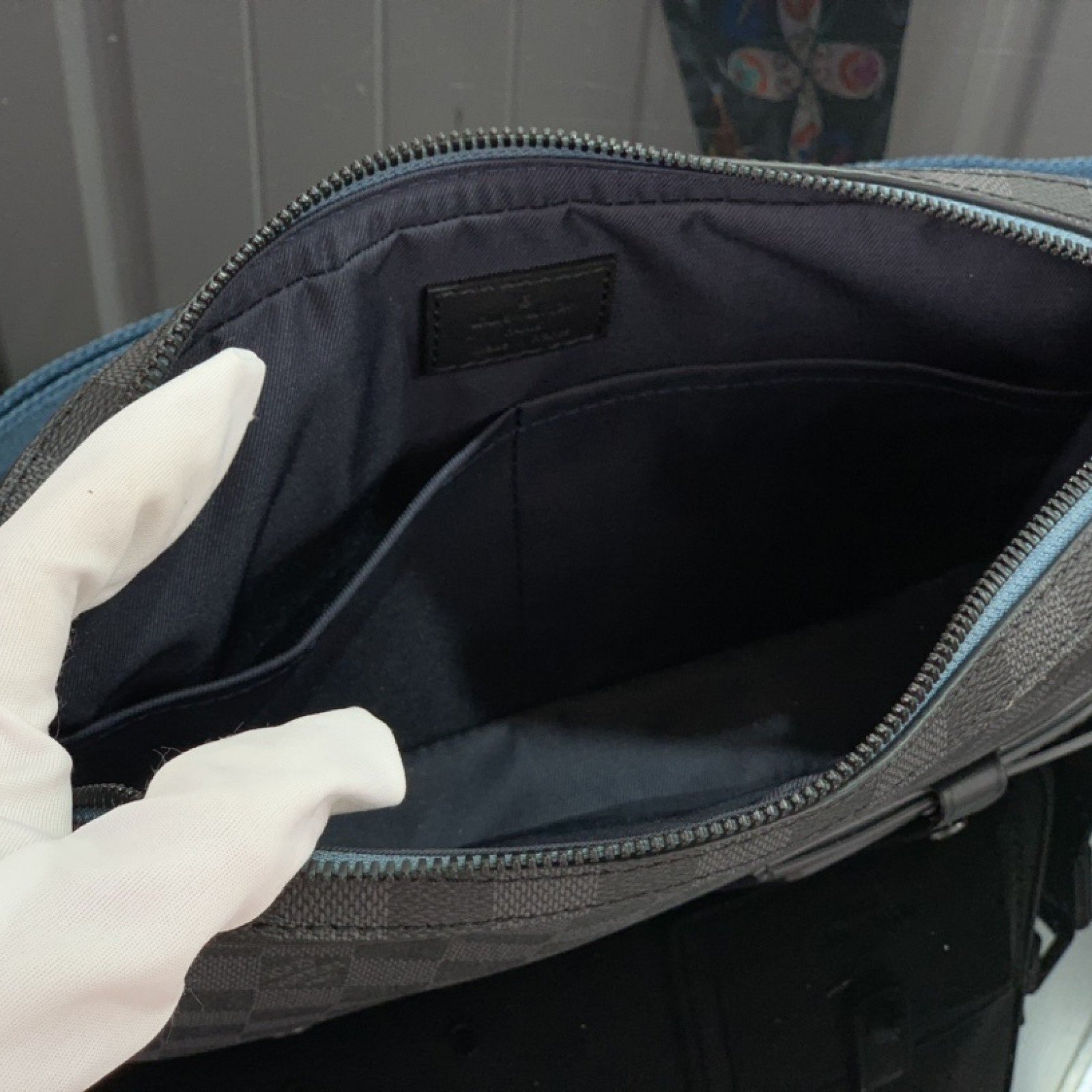 LV ALPHA MESSENGER M44165