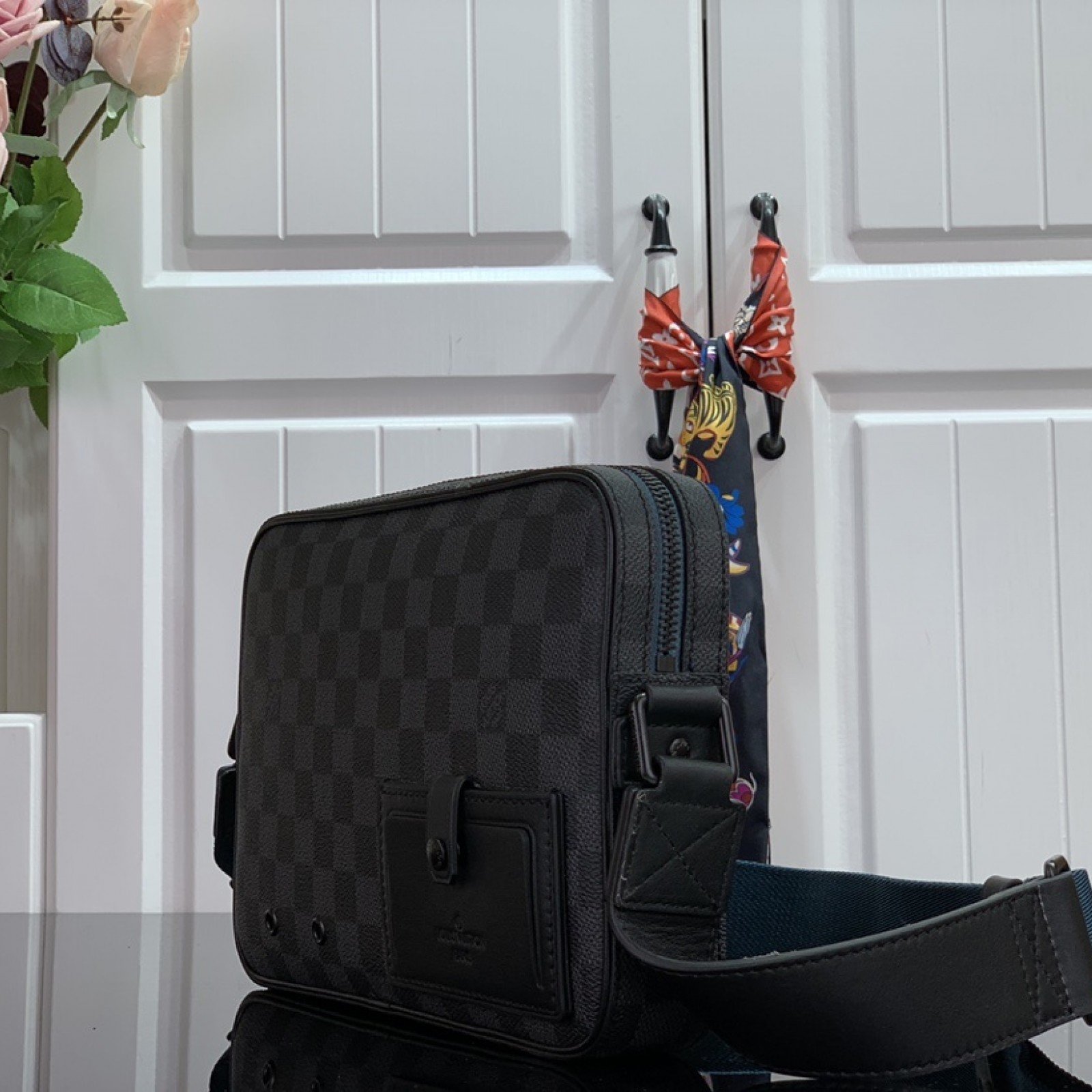 LV ALPHA MESSENGER M44165