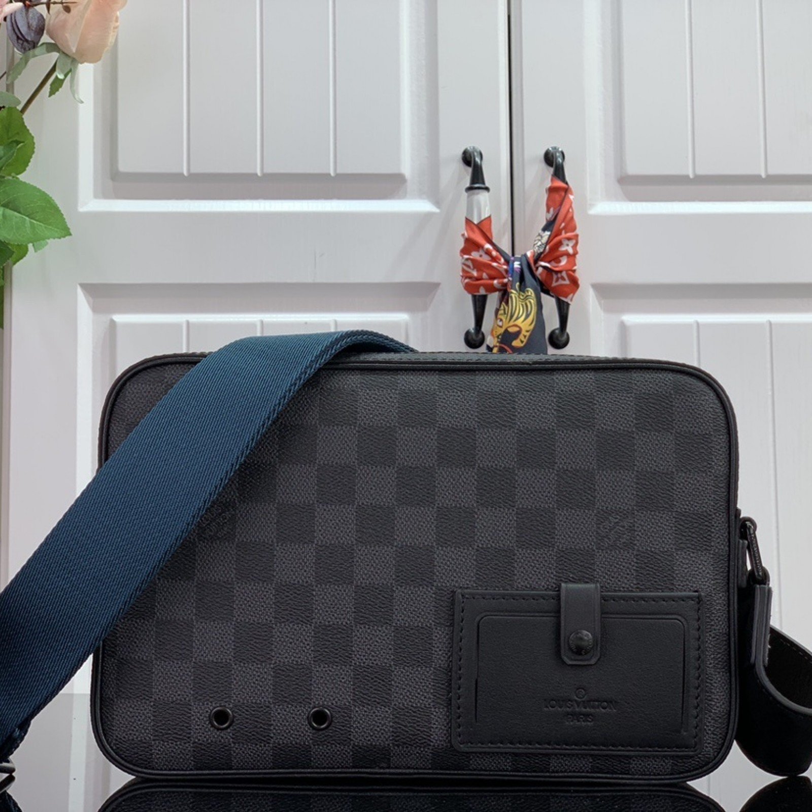LV ALPHA MESSENGER M44165