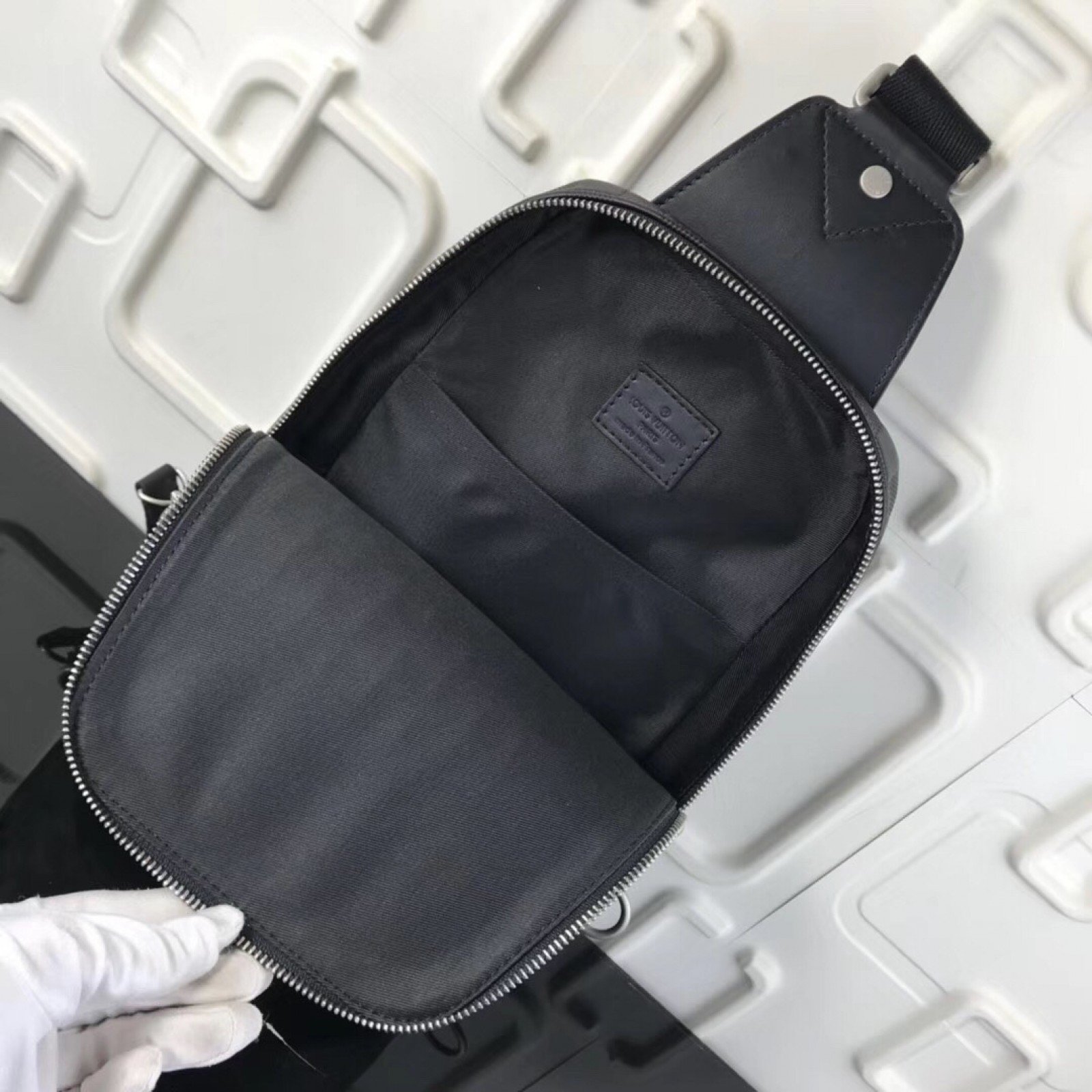 LV AVENUE BAG N41720