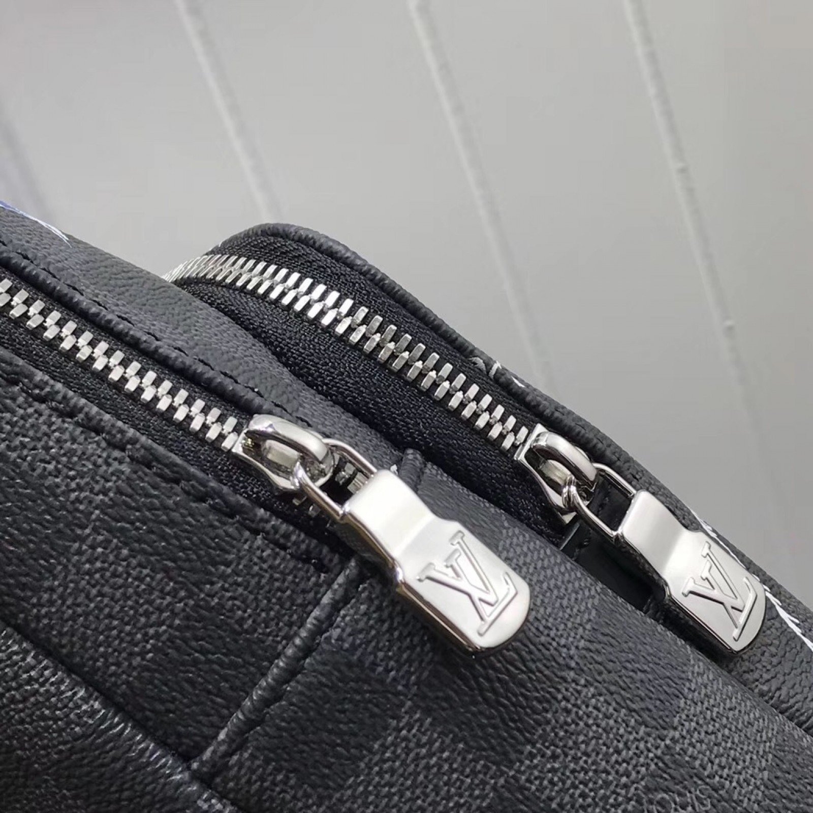 LV AVENUE SLING BAG N41719DT