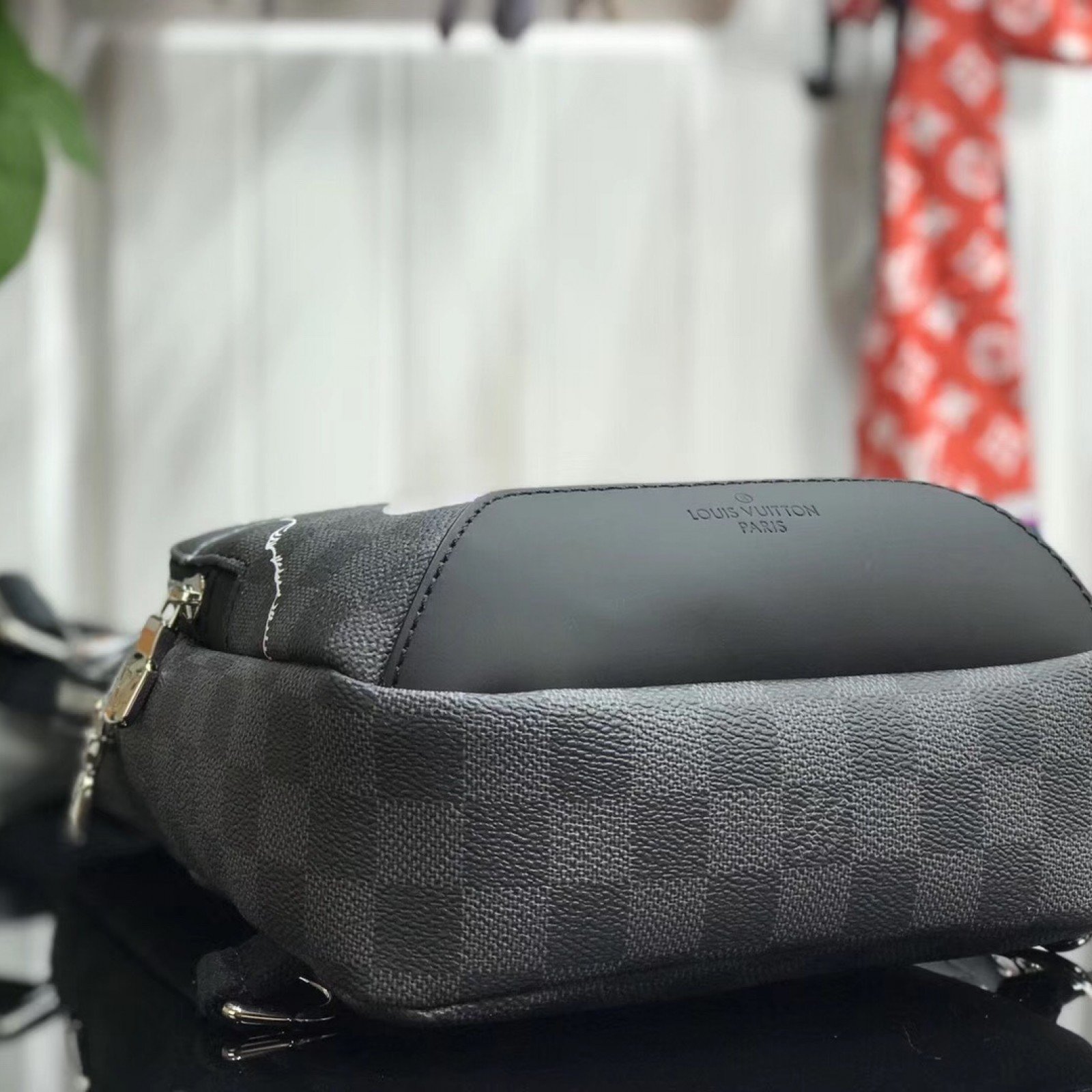 LV AVENUE SLING BAG N41719DT