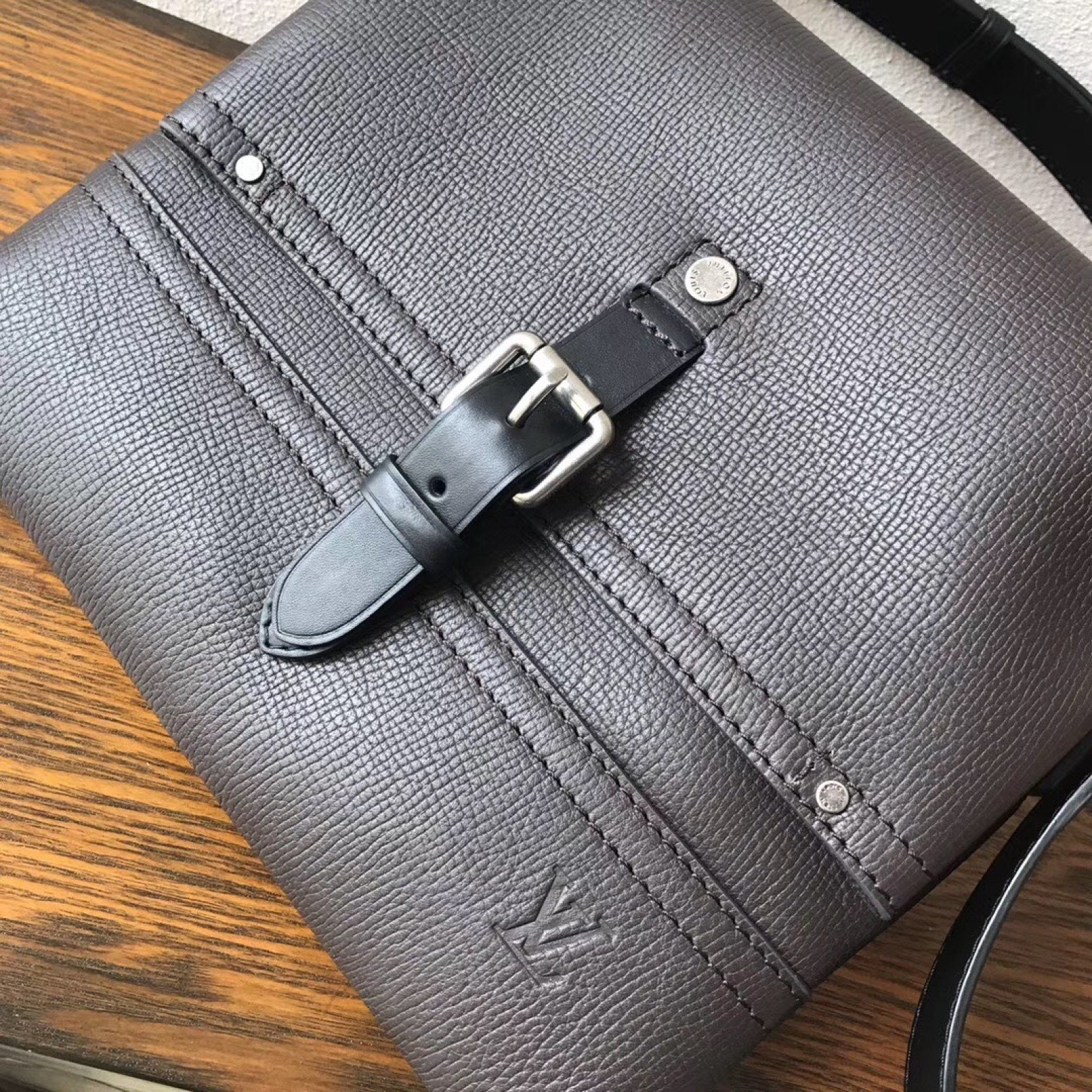 LV CANYON Message bag M54963