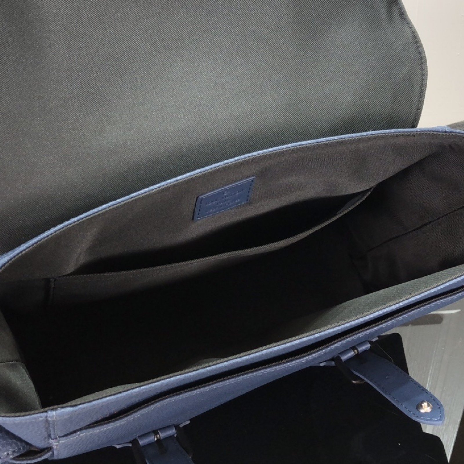 LV CHRISTOPHER MESSENGER M58476