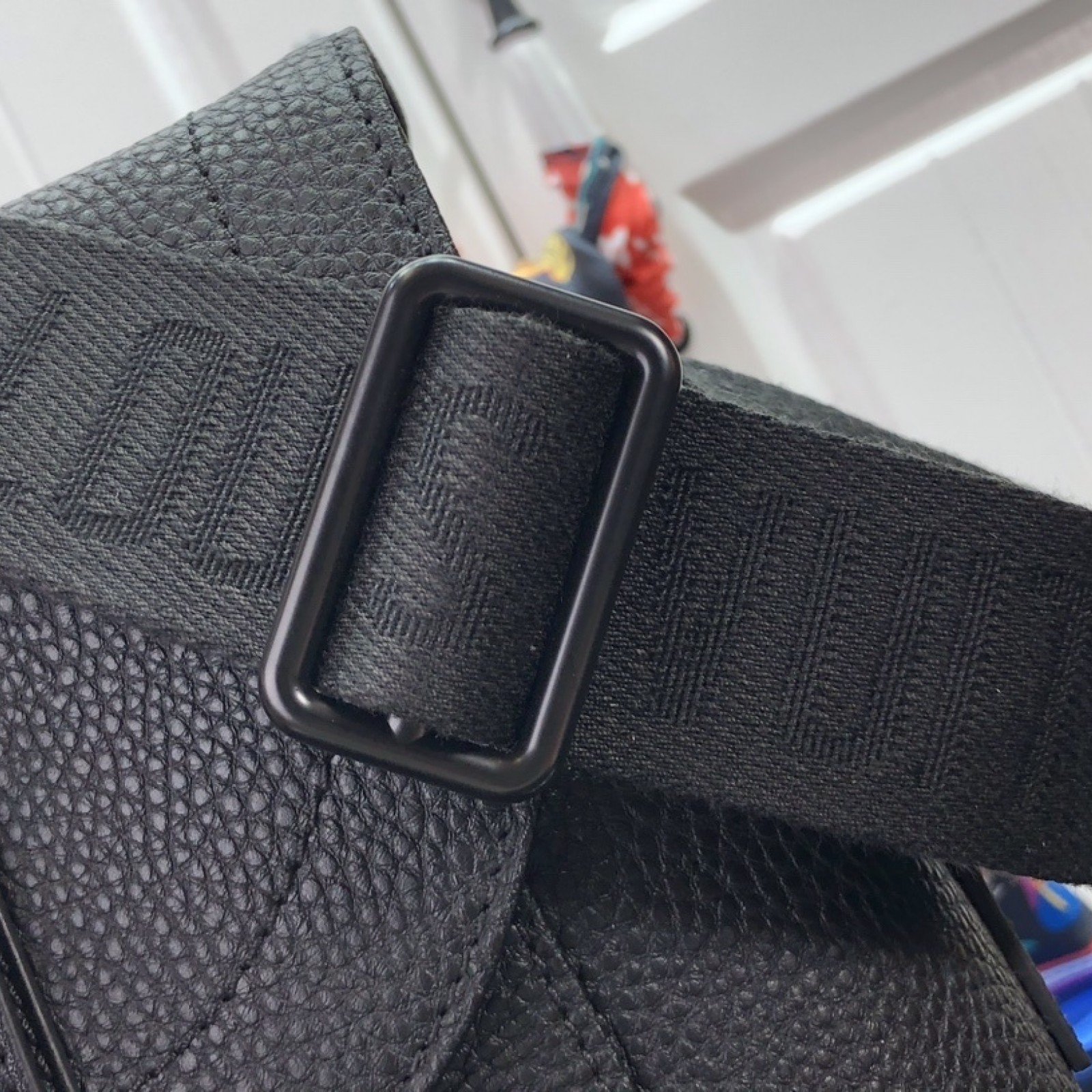 LV CHRISTOPHER MESSENGER M58476
