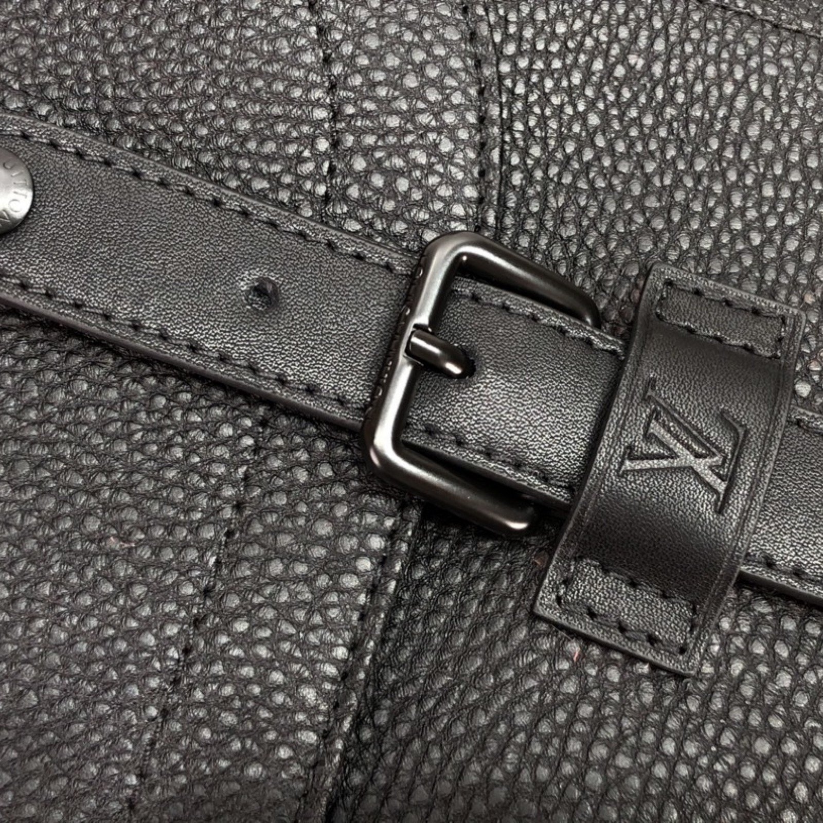 LV CHRISTOPHER MESSENGER M58476