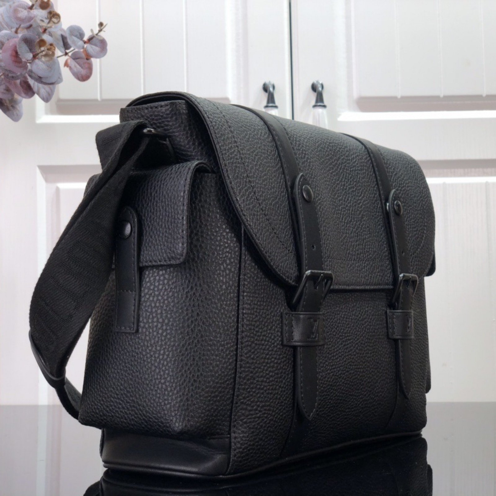 LV CHRISTOPHER MESSENGER M58476