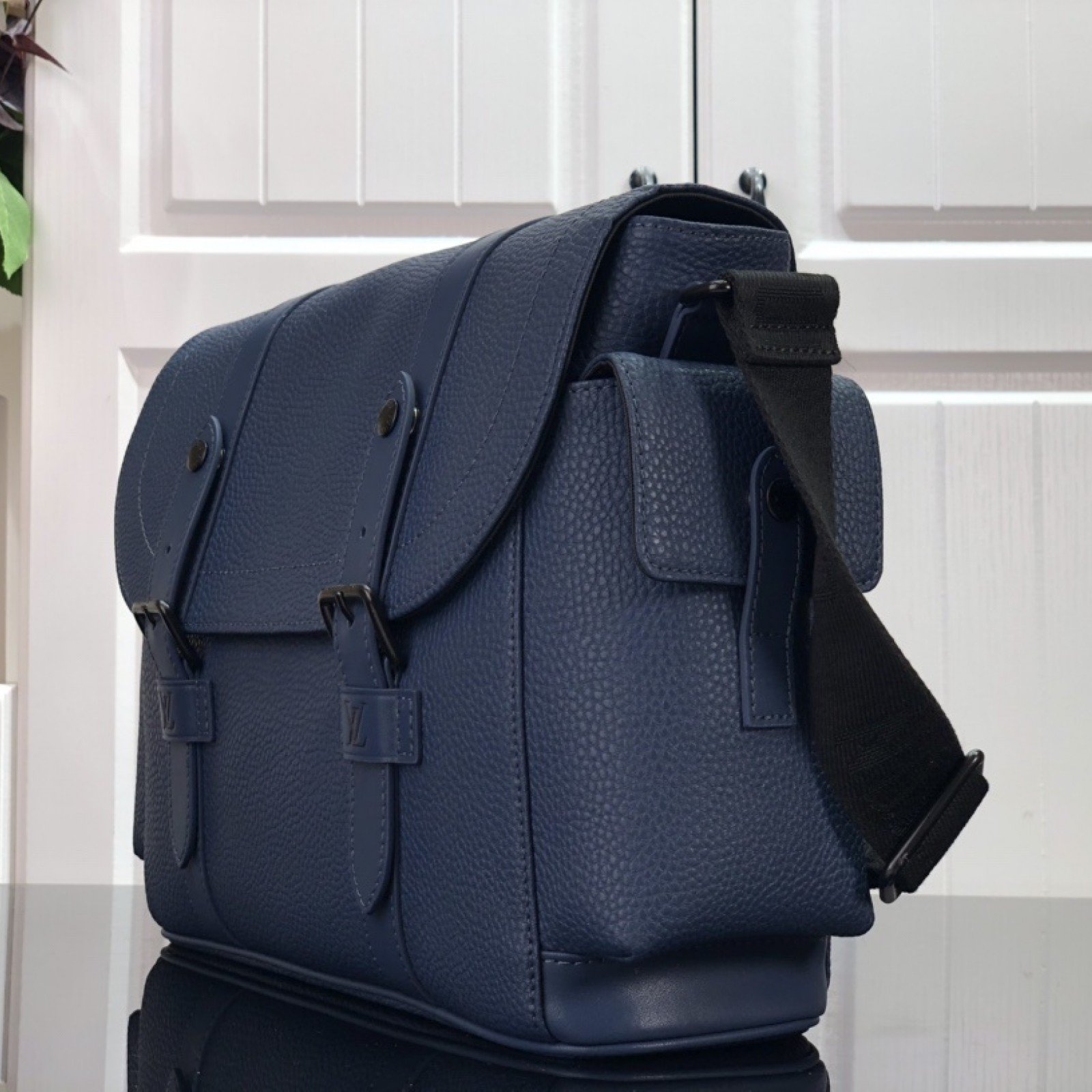 LV CHRISTOPHER MESSENGER M58476