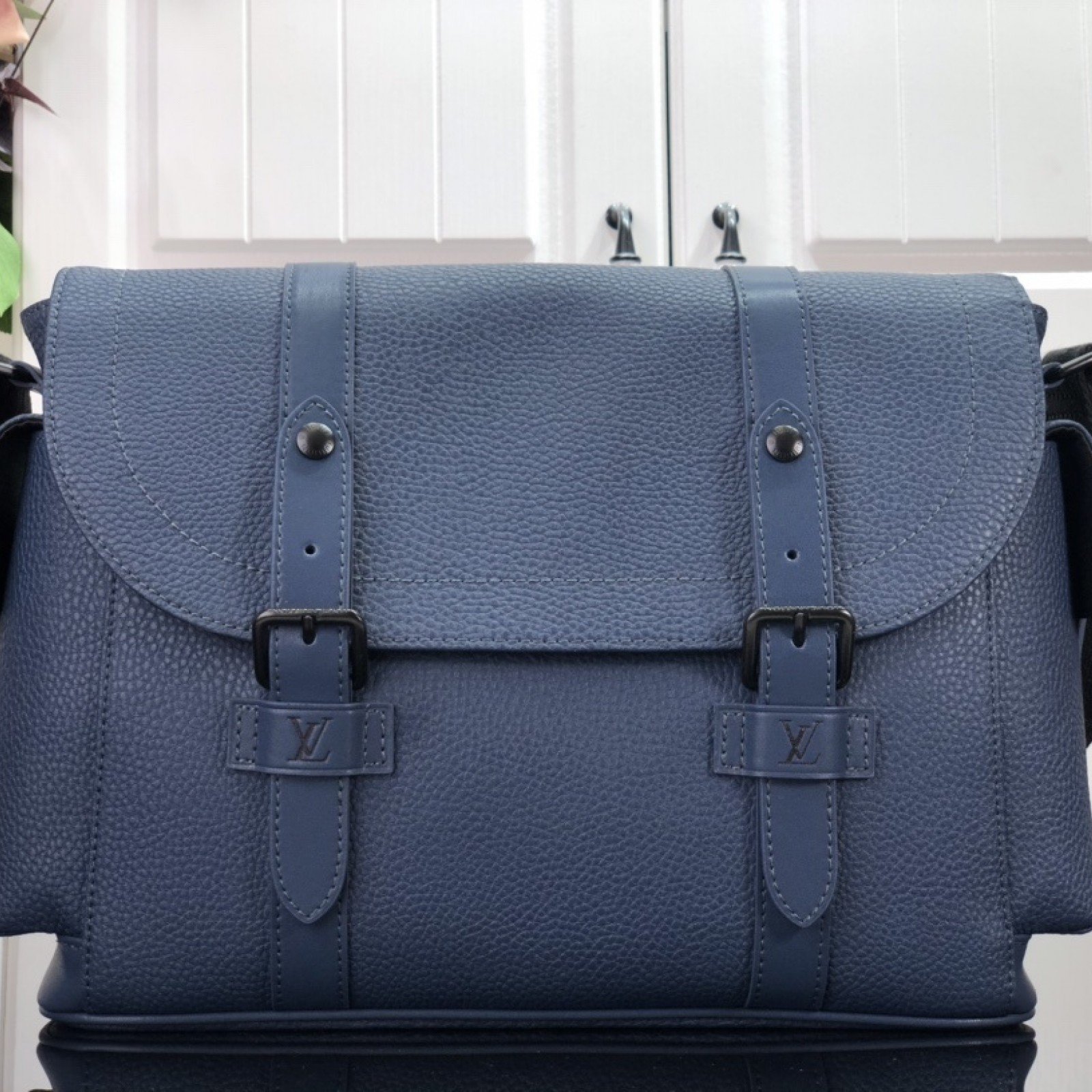 LV CHRISTOPHER MESSENGER M58476