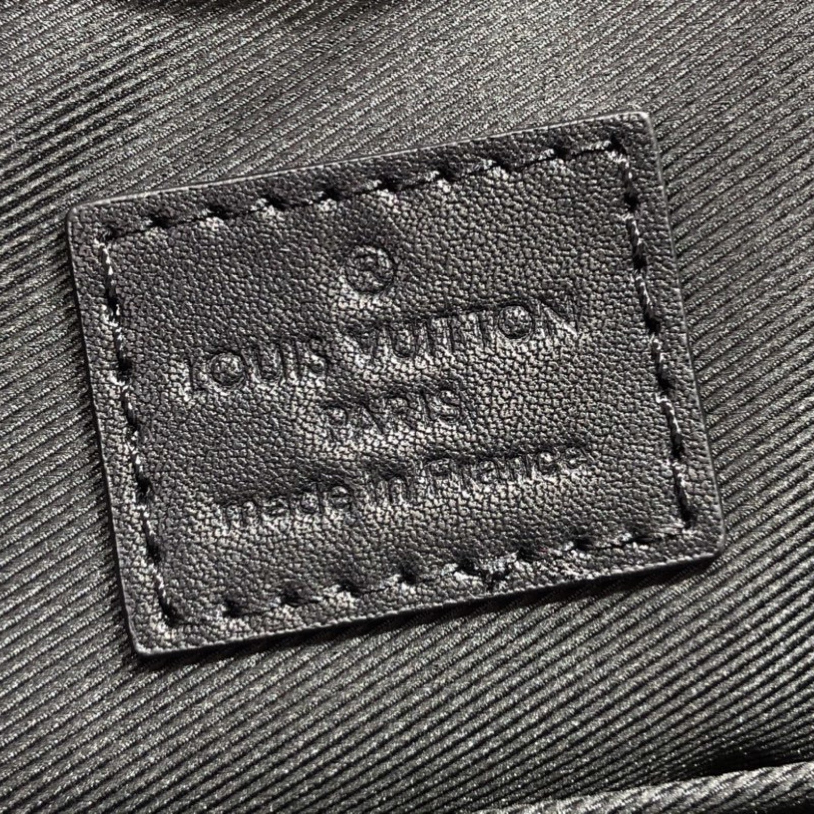 LV CHRISTOPHER MESSENGER M58476