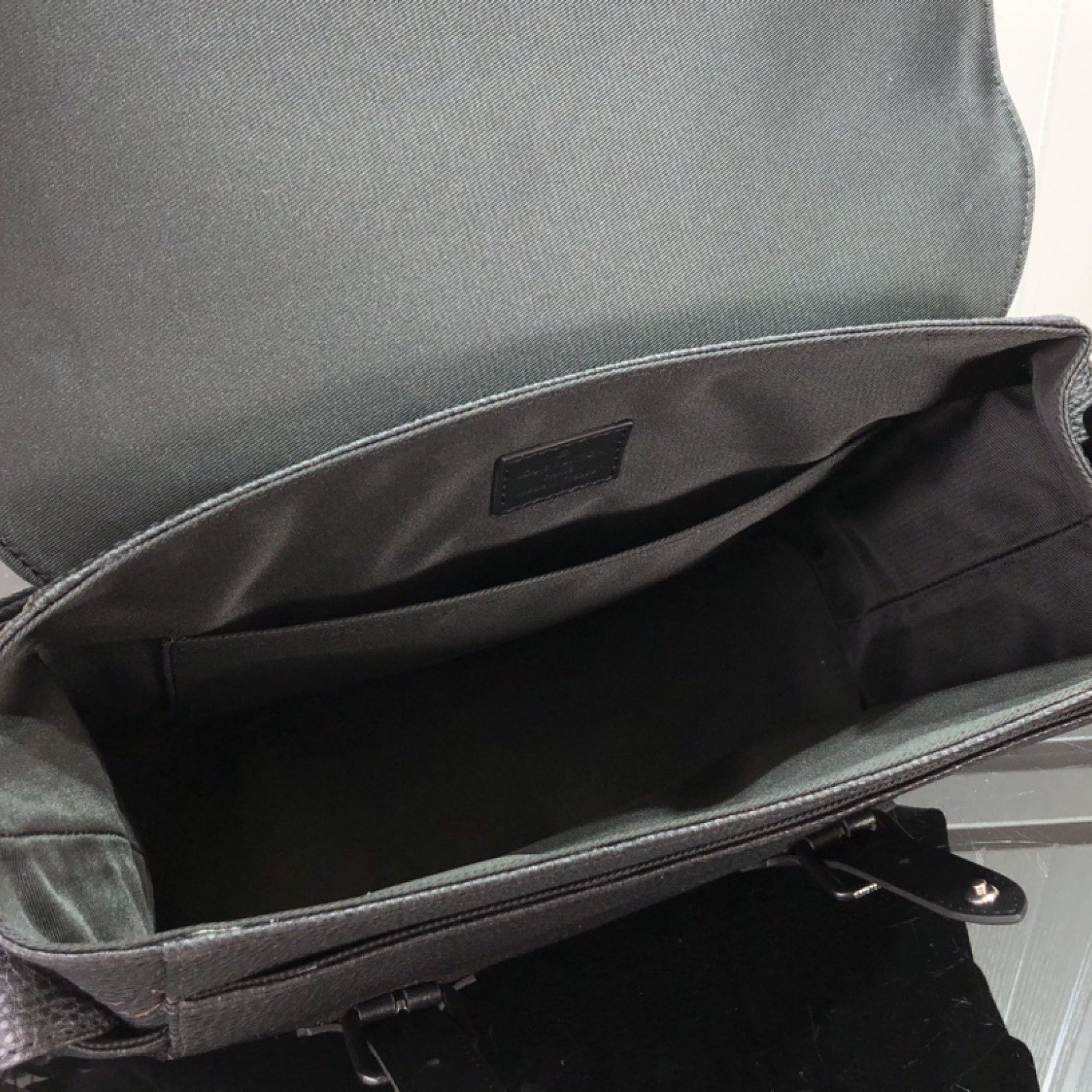 LV CHRISTOPHER MESSENGER M58476