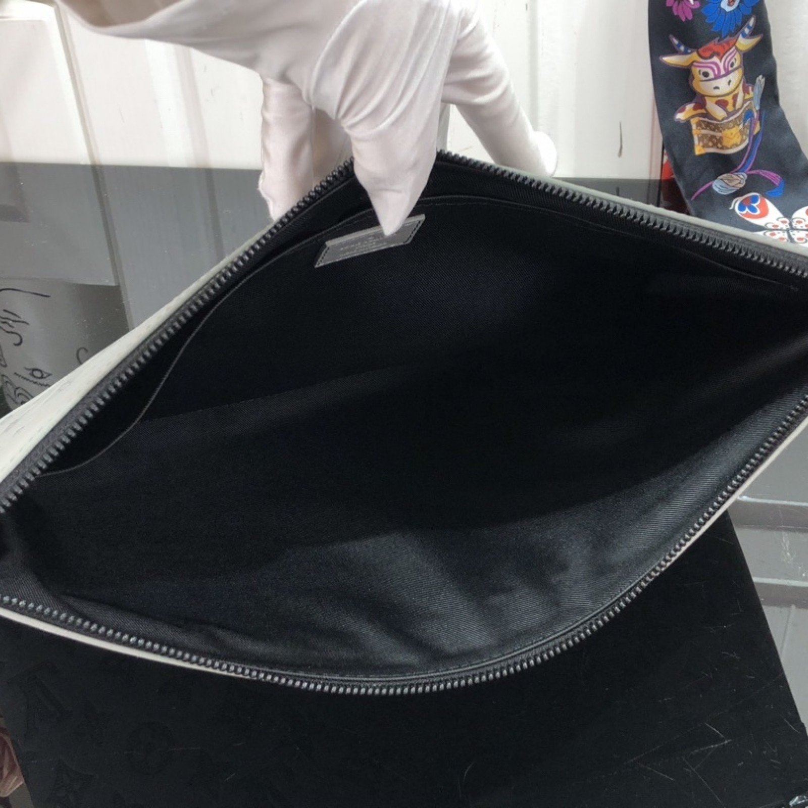 LV Clutch bag M81385