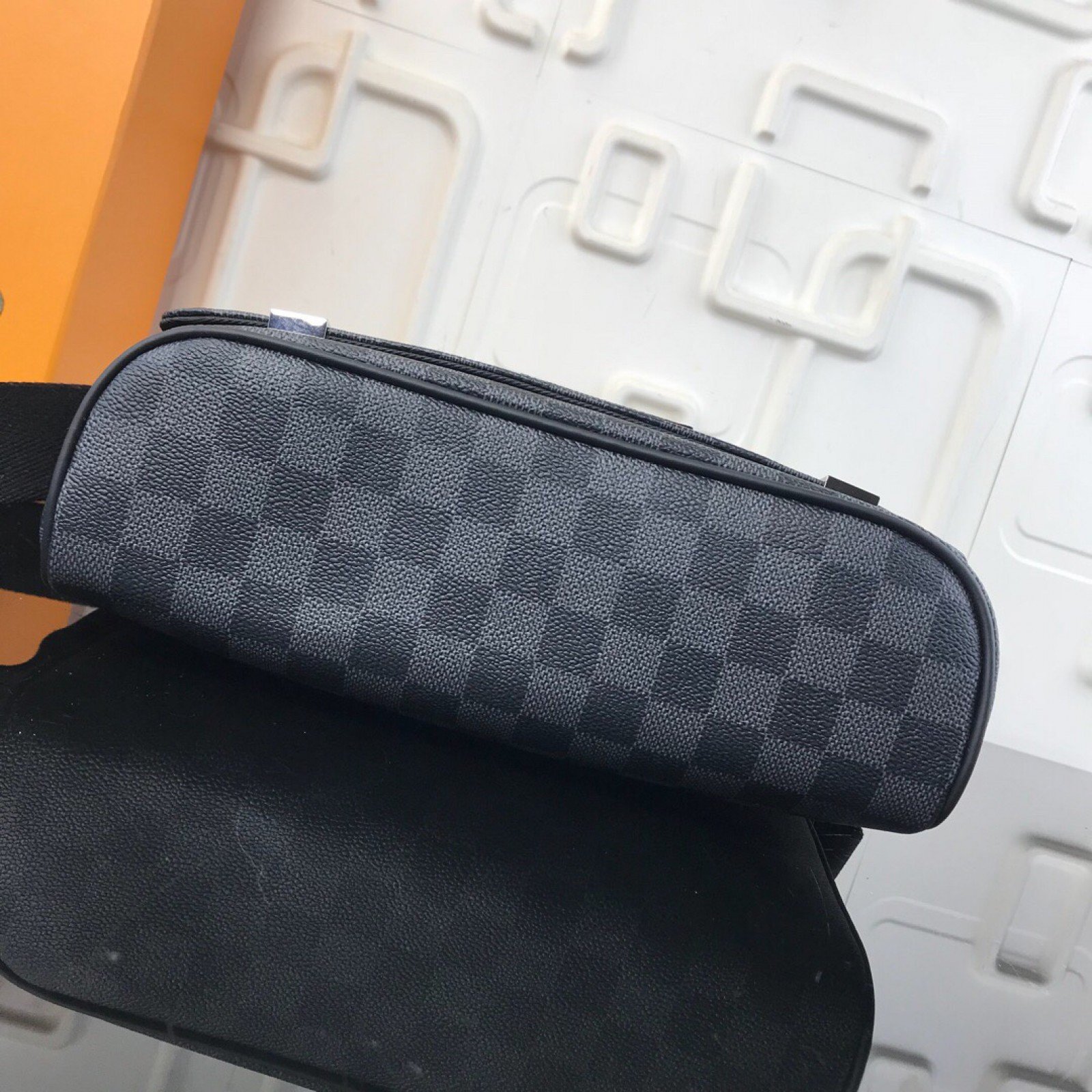 LV DISTRICT BAG N40040