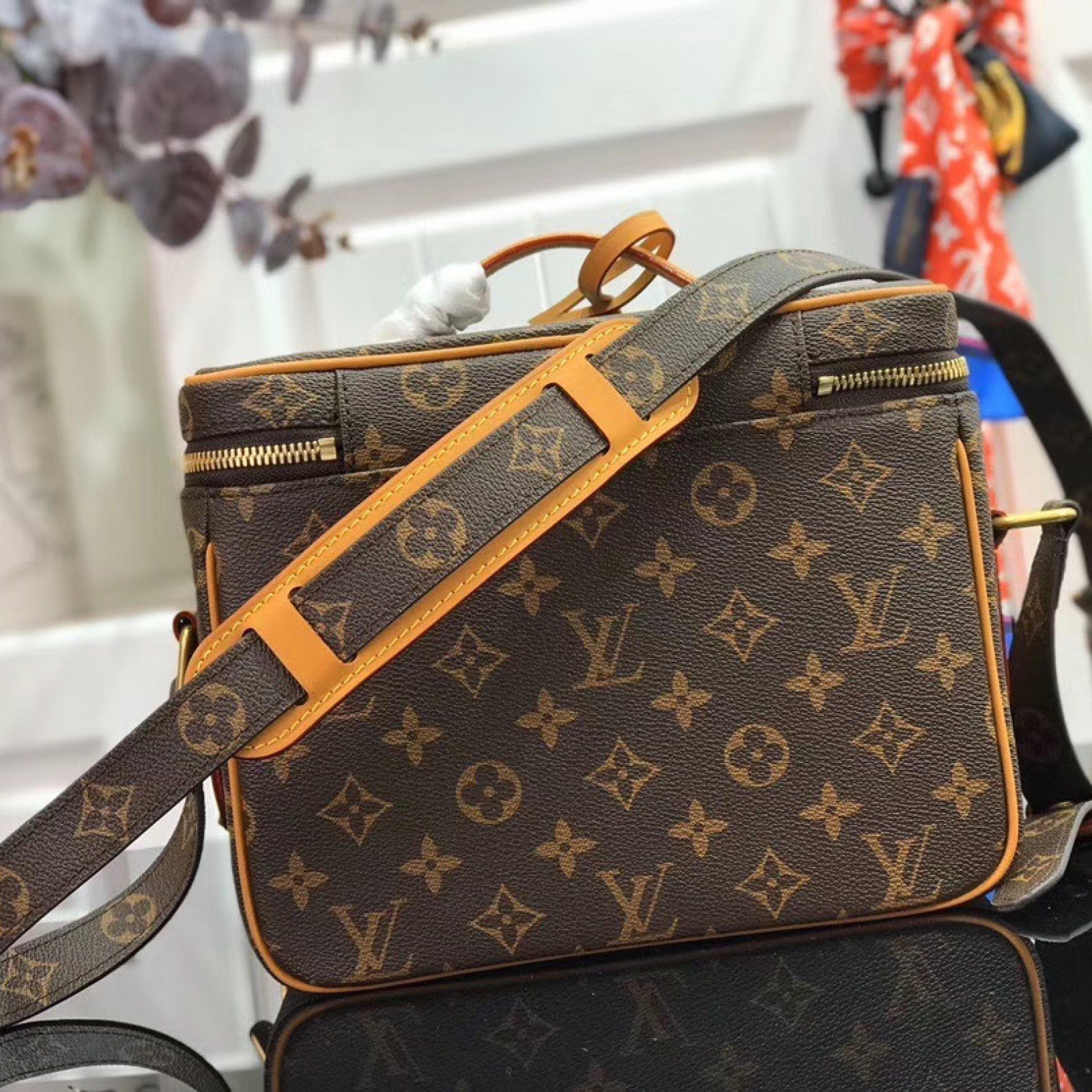 LV MESSENGER BAG M44937XP