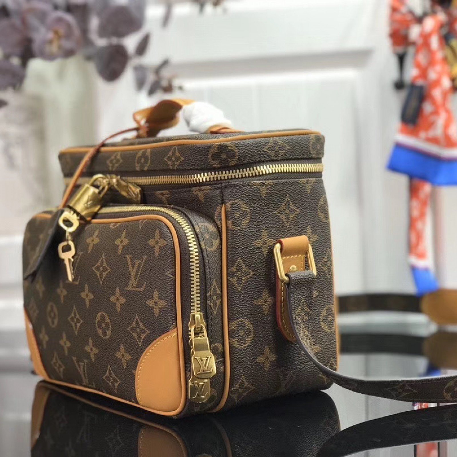 LV MESSENGER BAG M44937XP