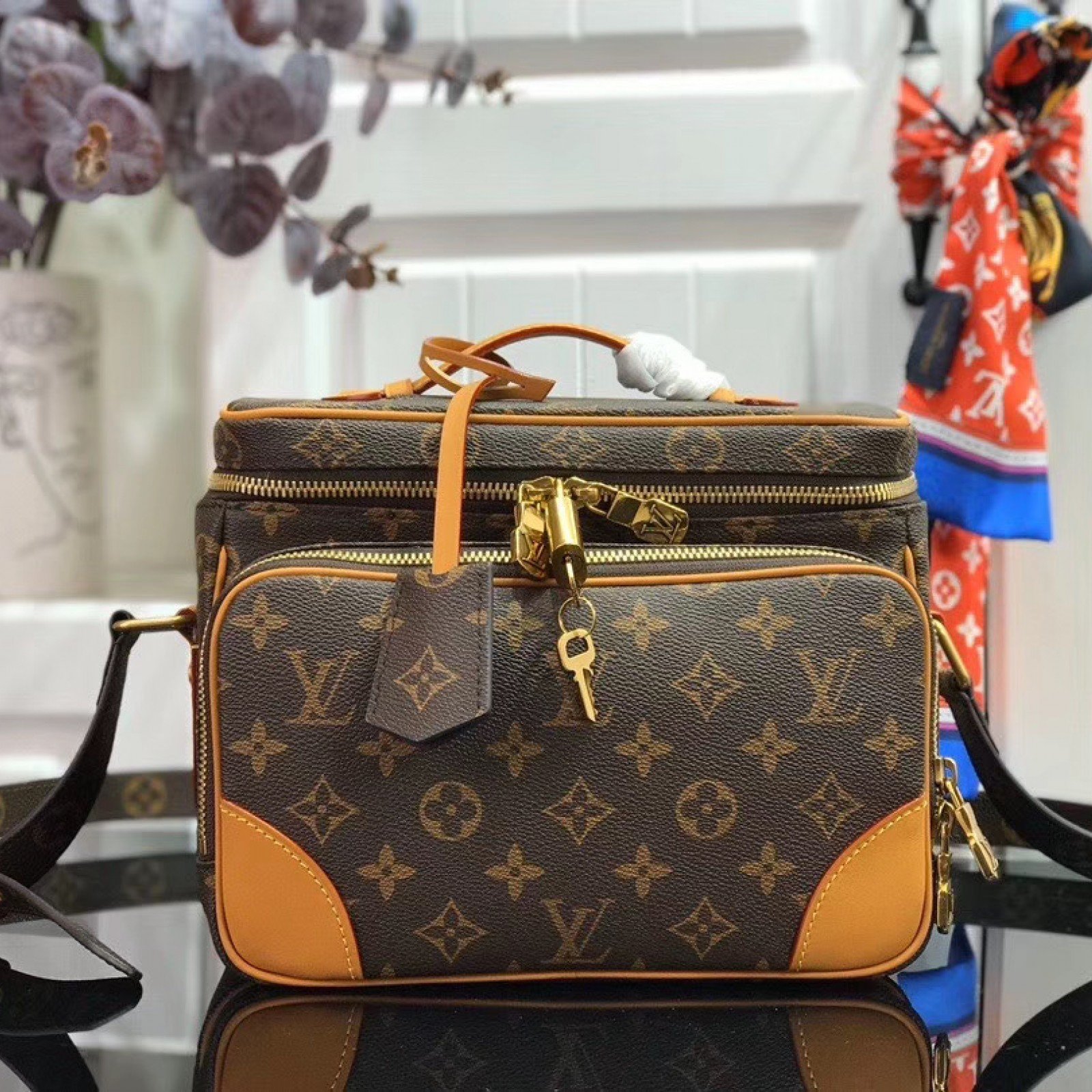 LV MESSENGER BAG M44937XP