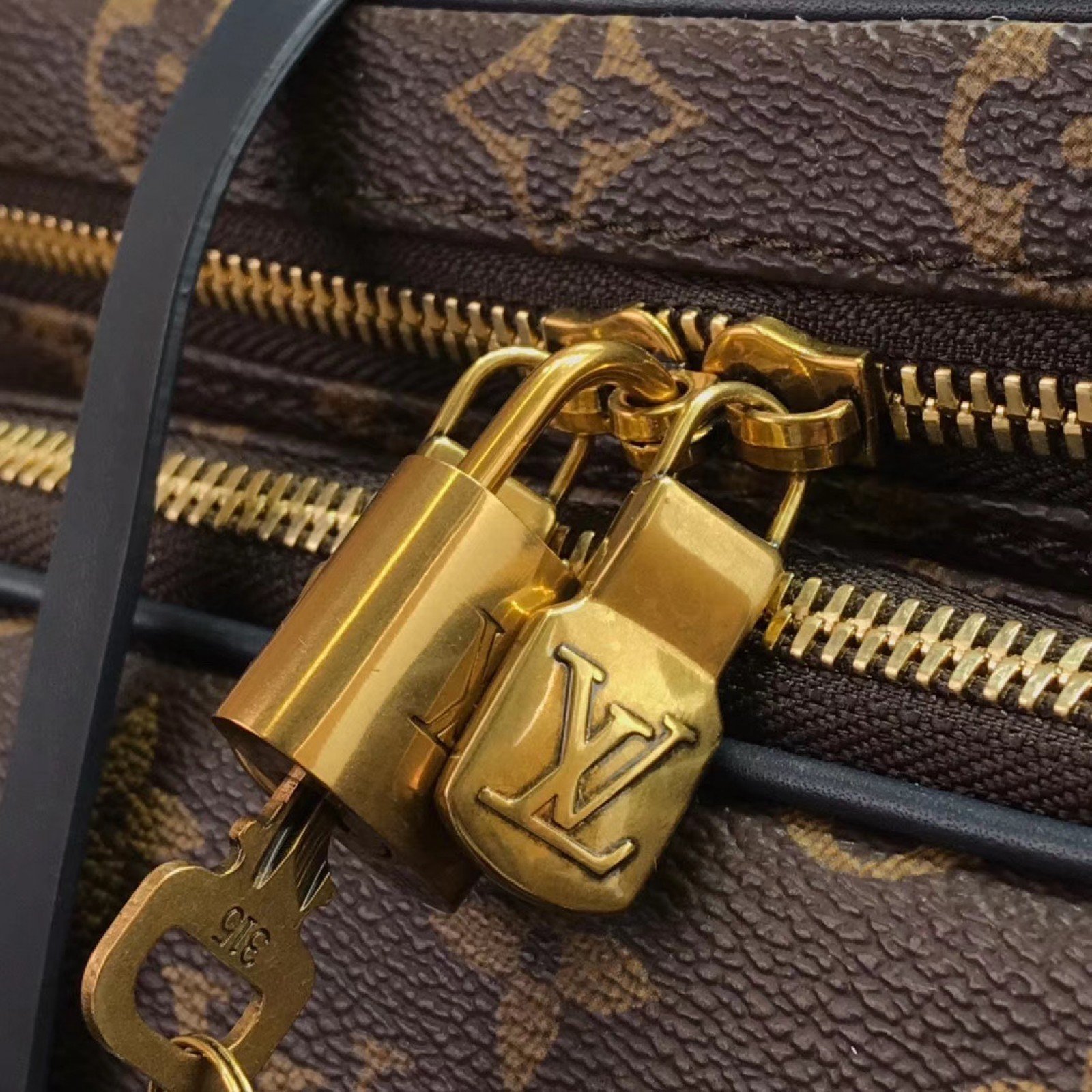 LV MESSENGER BAG M44937XP