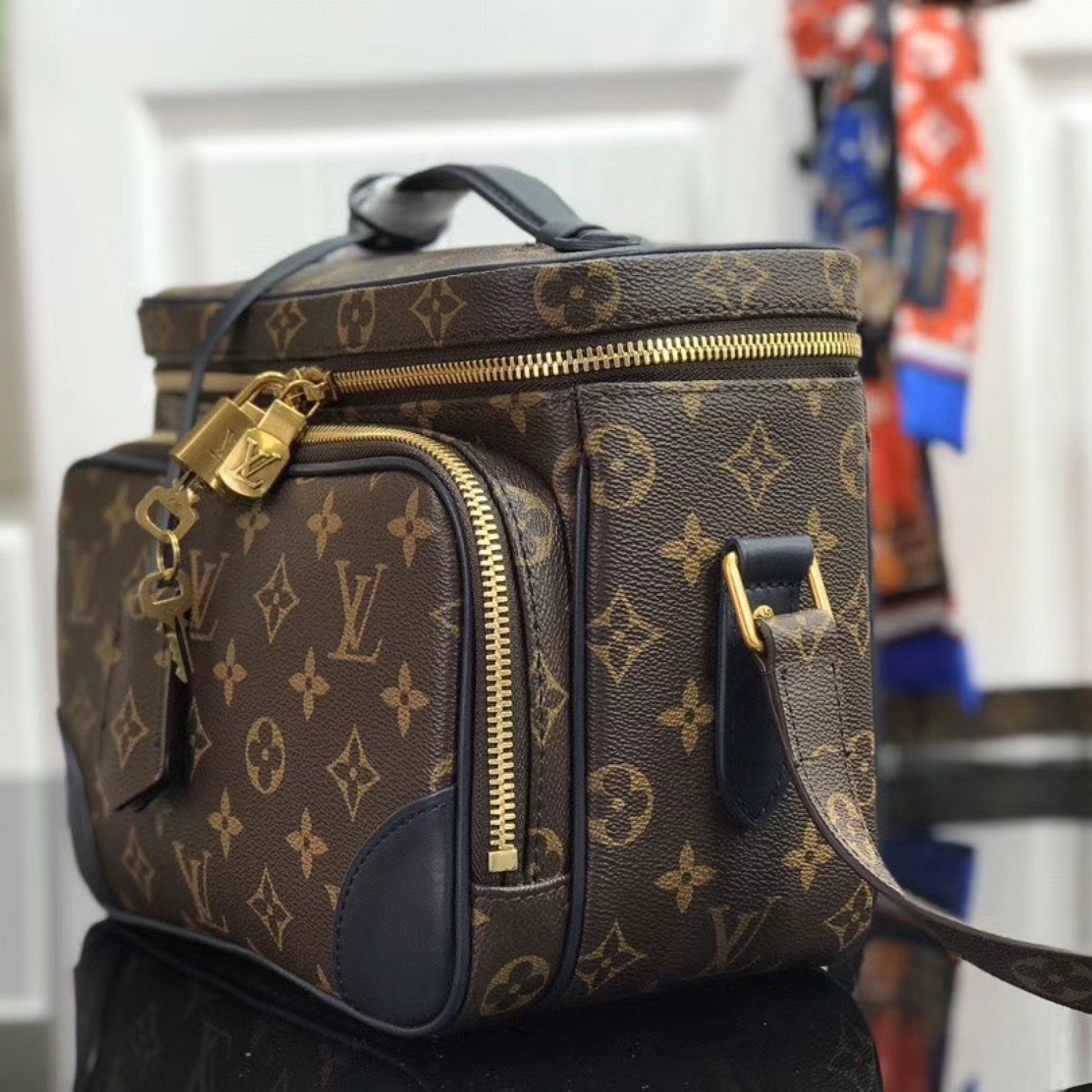 LV MESSENGER BAG M44937XP