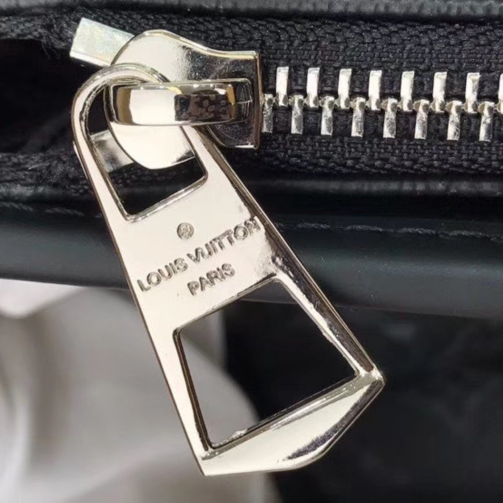 LV MESSENGER BAG M48219AP